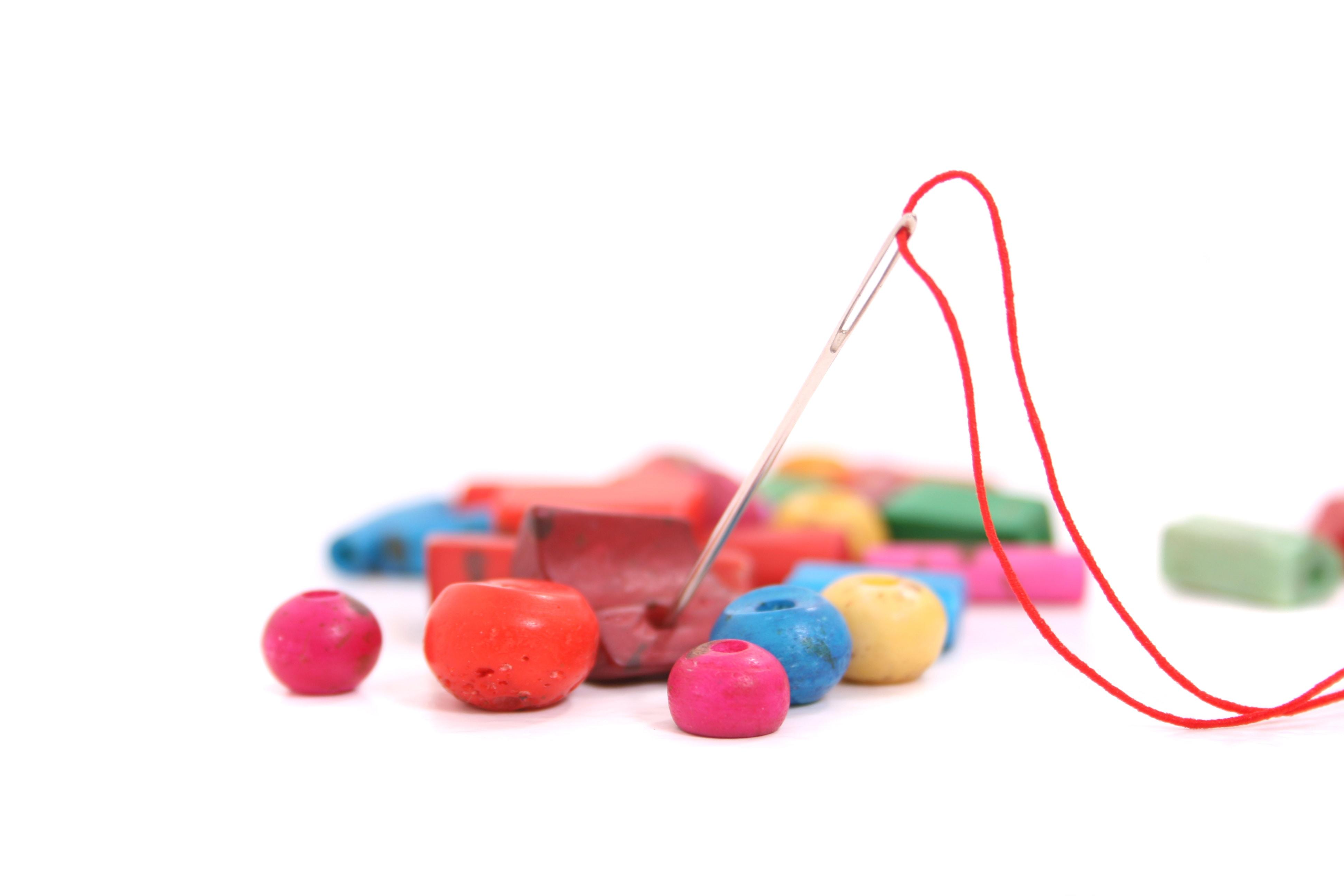 Cuentas, aguja e hilo