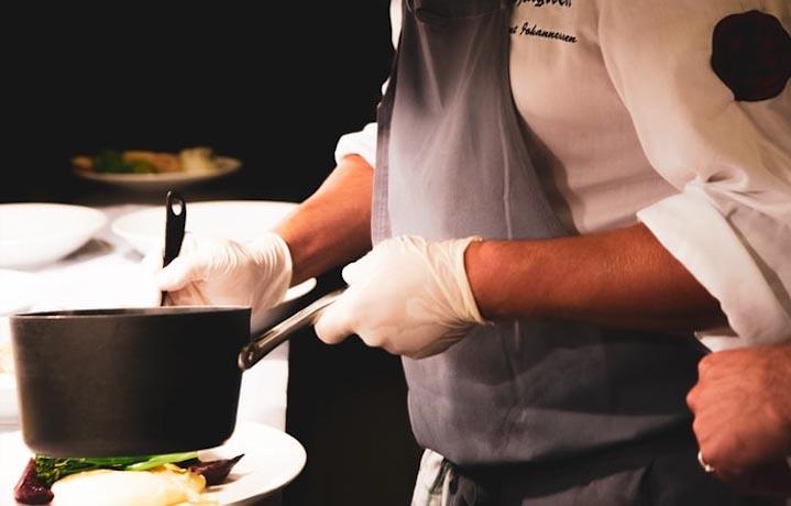 Hombre cocinando con sartén