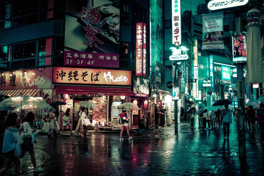 Tokio de noche con lluvia