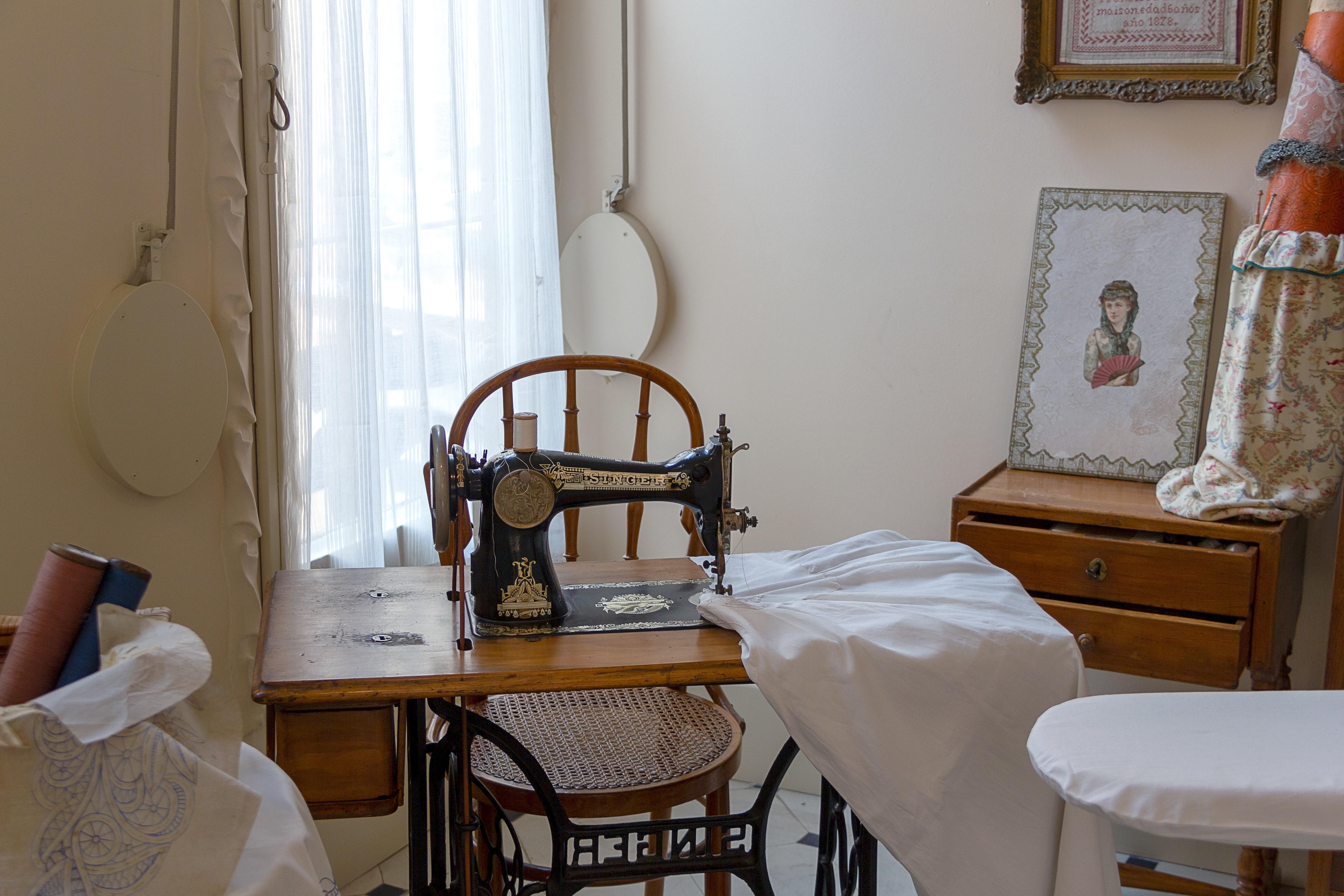 Habitación con máquina de coser