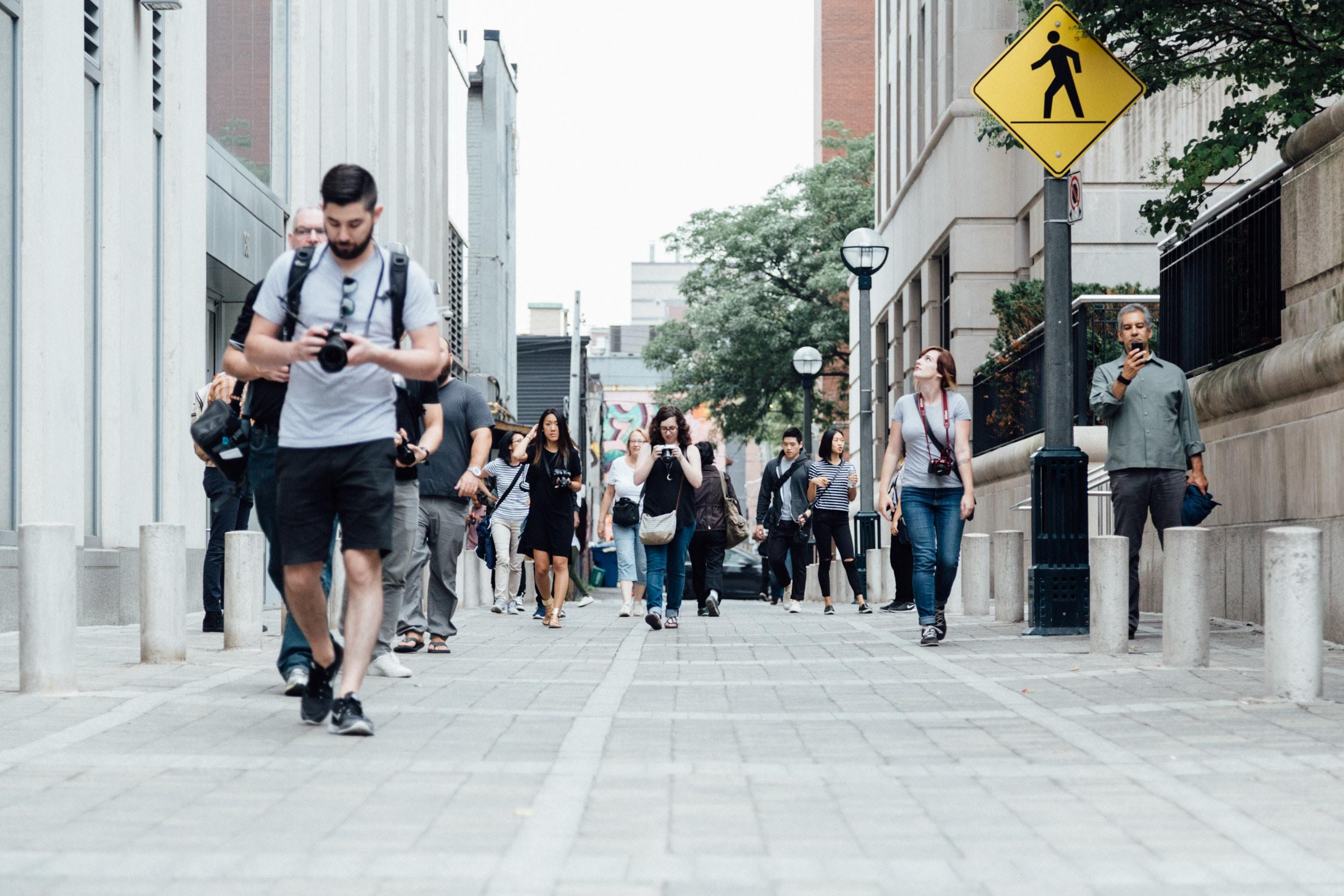 Personas con cámara en la calle