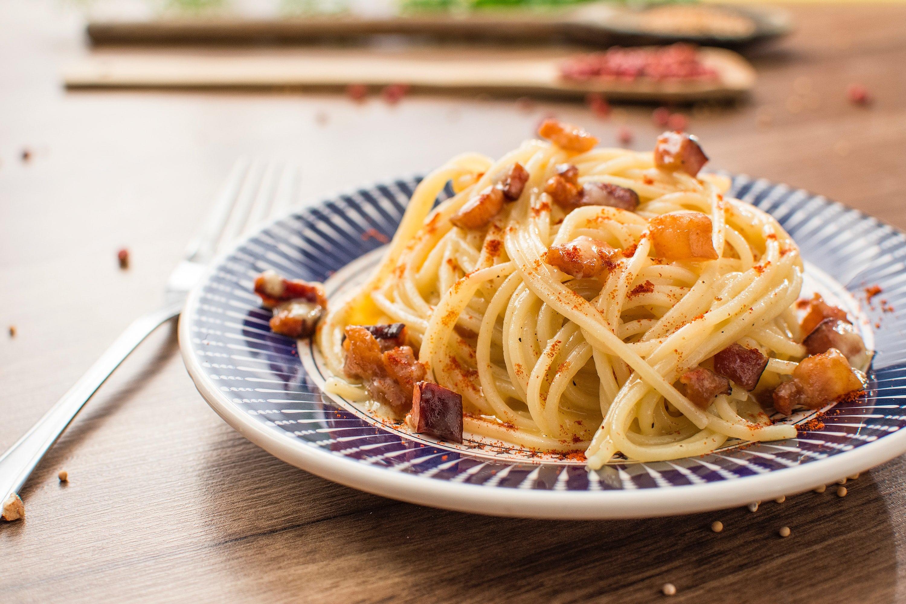 Plato borde azul con pasta