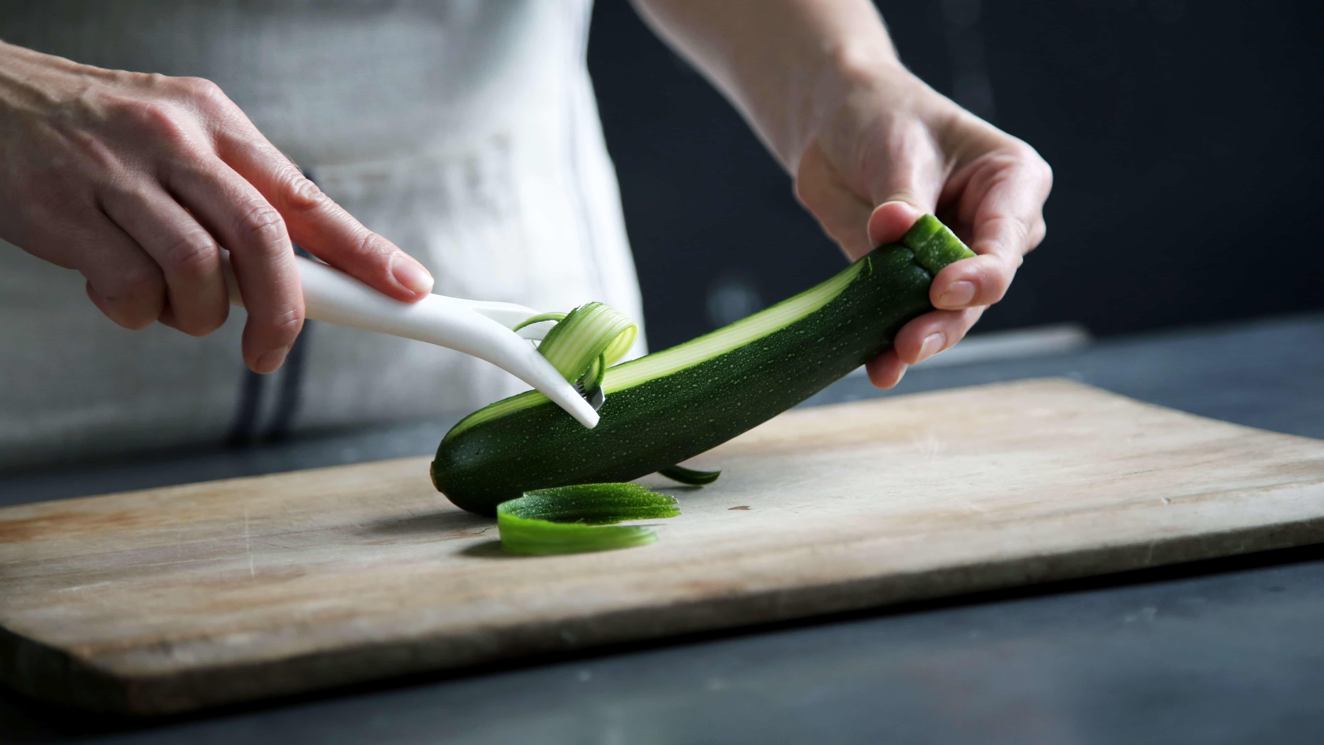 Cocinero pelando pepino