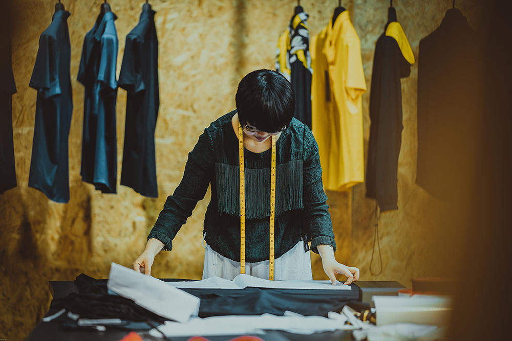 Costurera trabajando