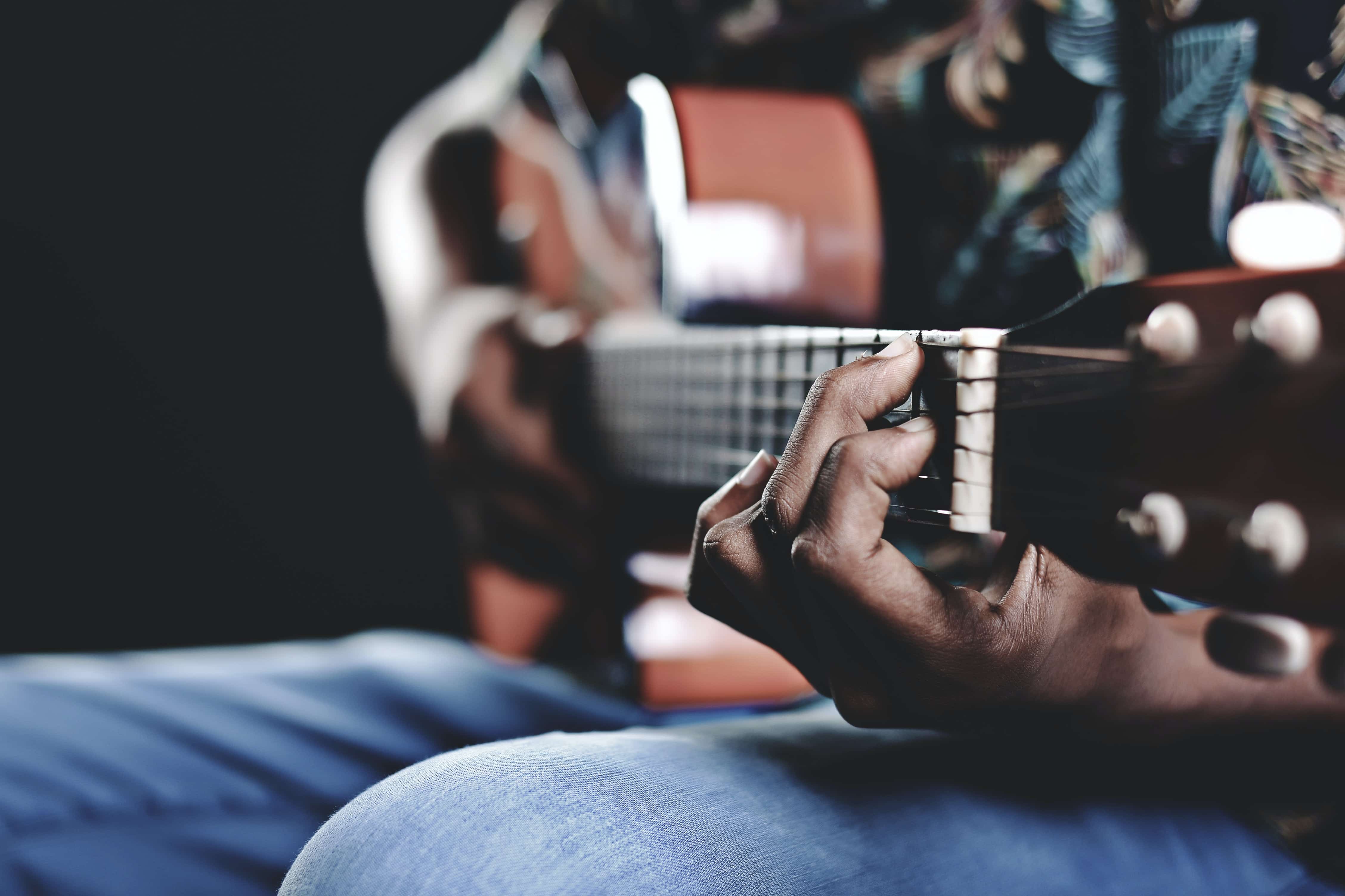 Guitarrista en plano detalle