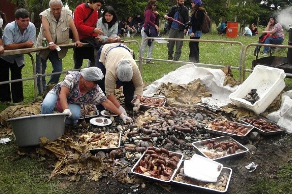 Personas preparando curanto