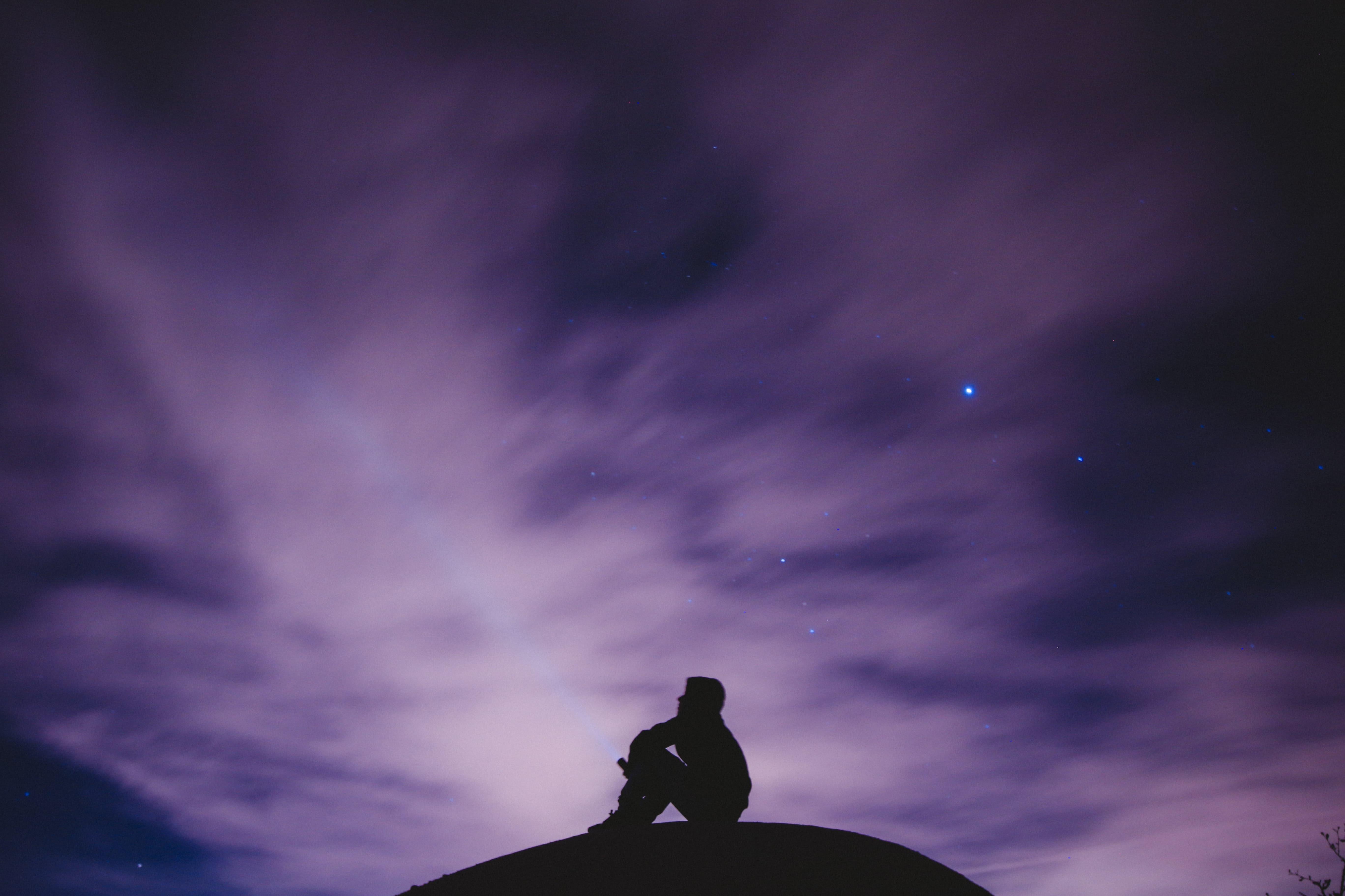 Silueta bajo el cielo