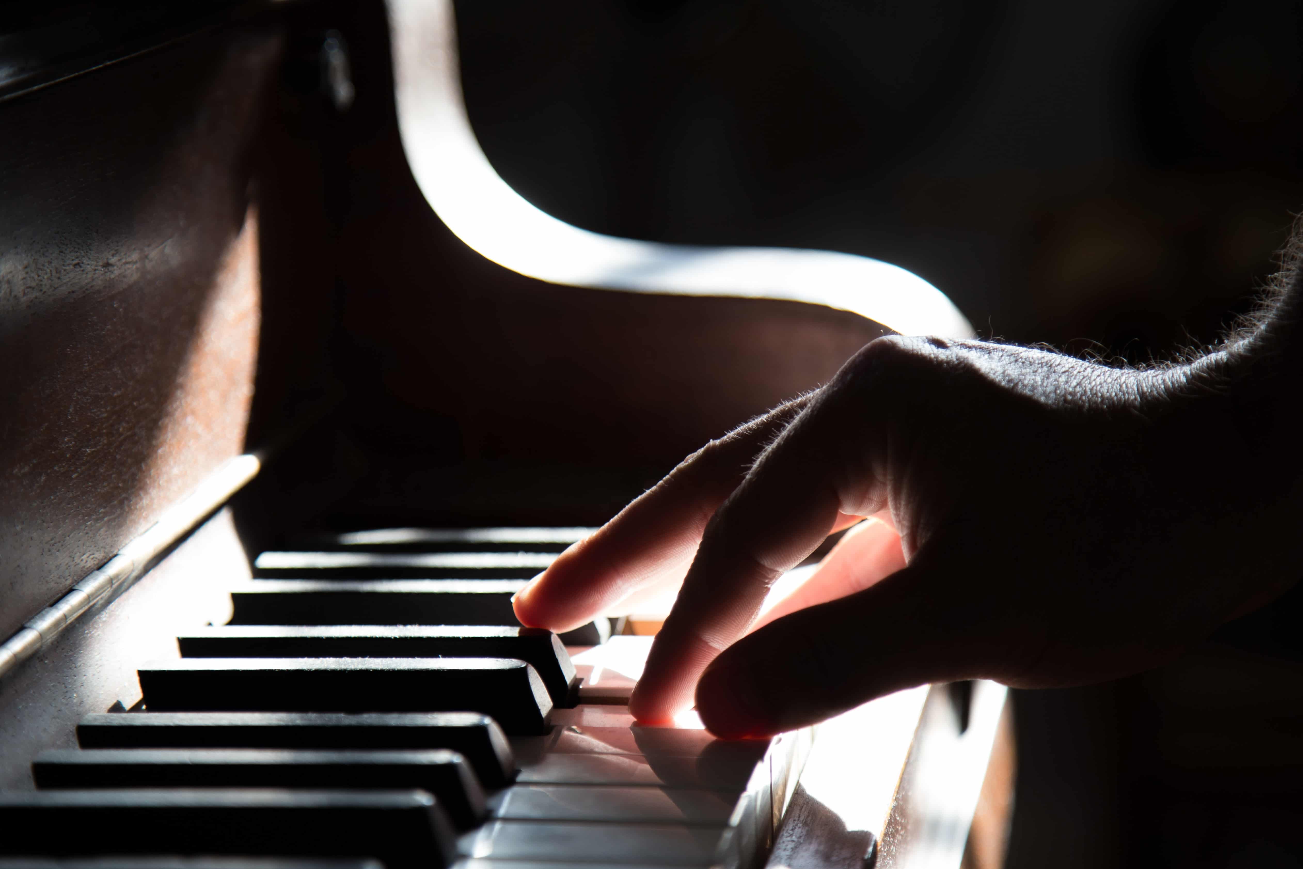 Mano sobre el piano