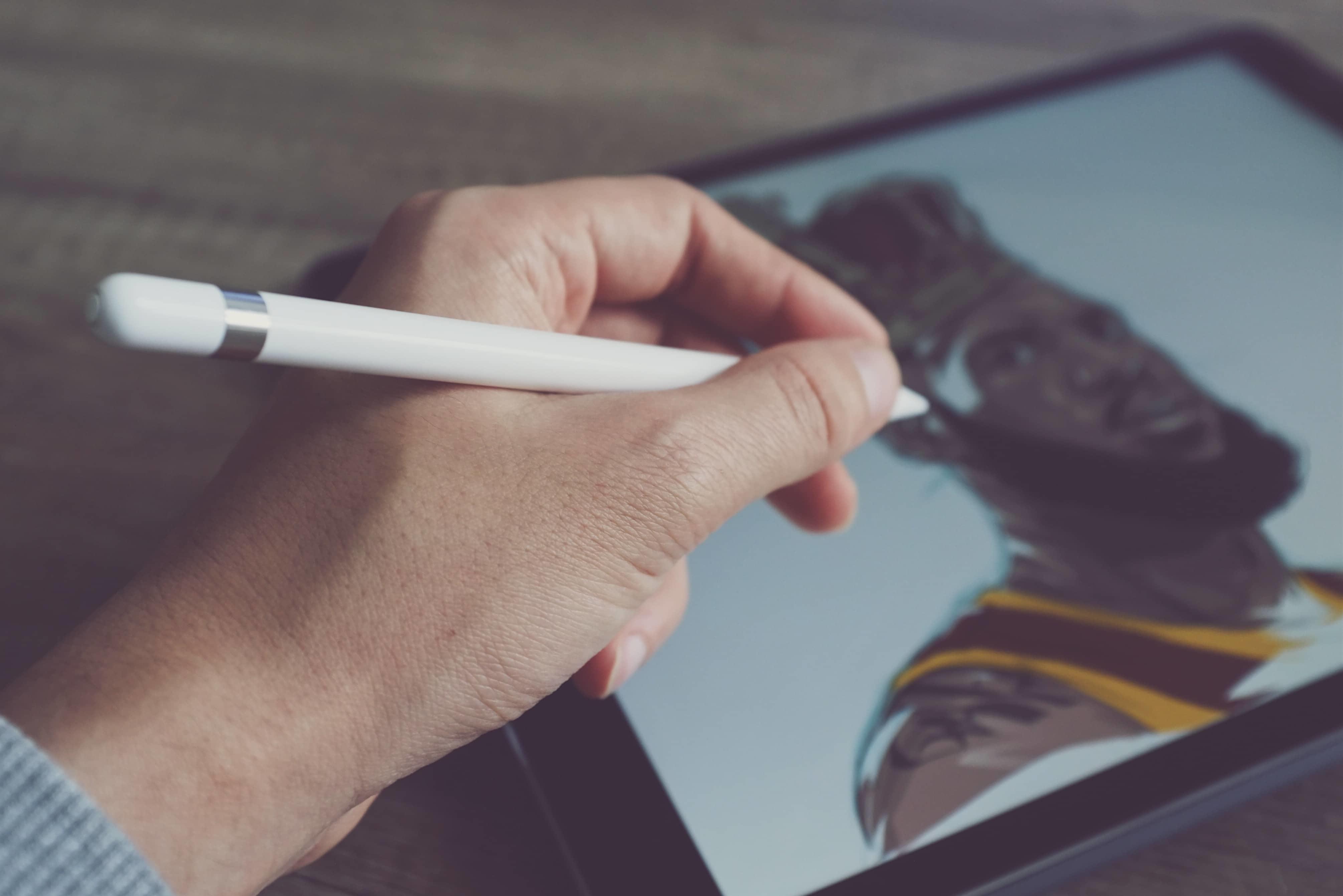 Mano dibujando en tablet