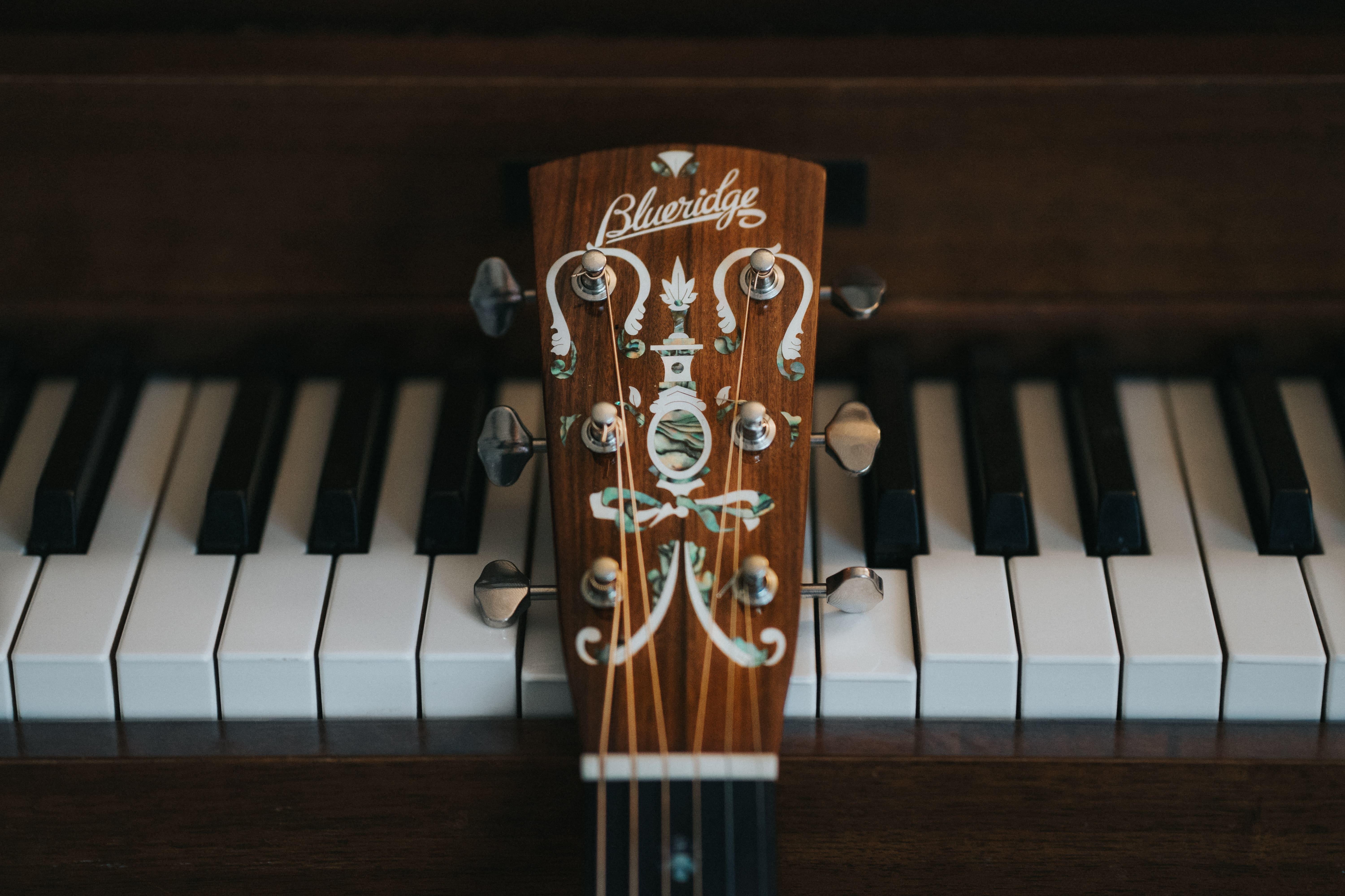 Clavijero y teclas de piano