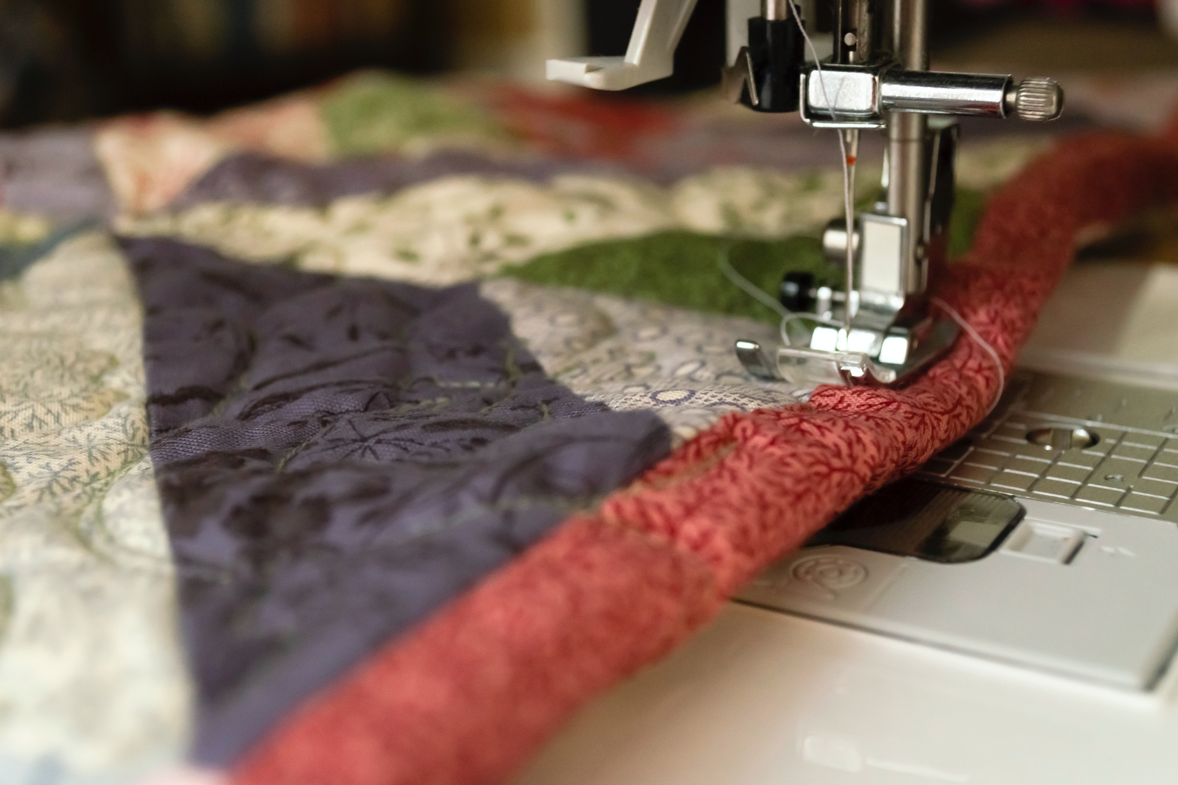 Máquina cose un quilt