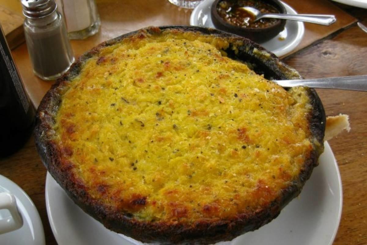Plato de greda con pastel de choclo