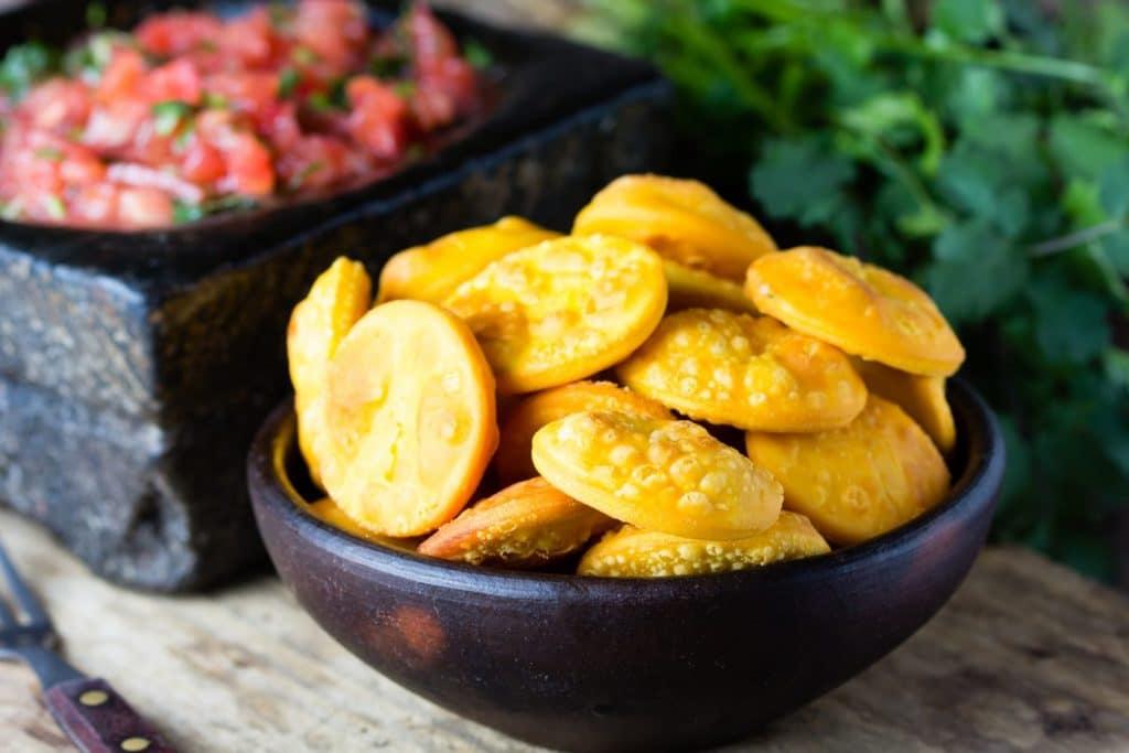 Sopaipillas con pebre de fondo
