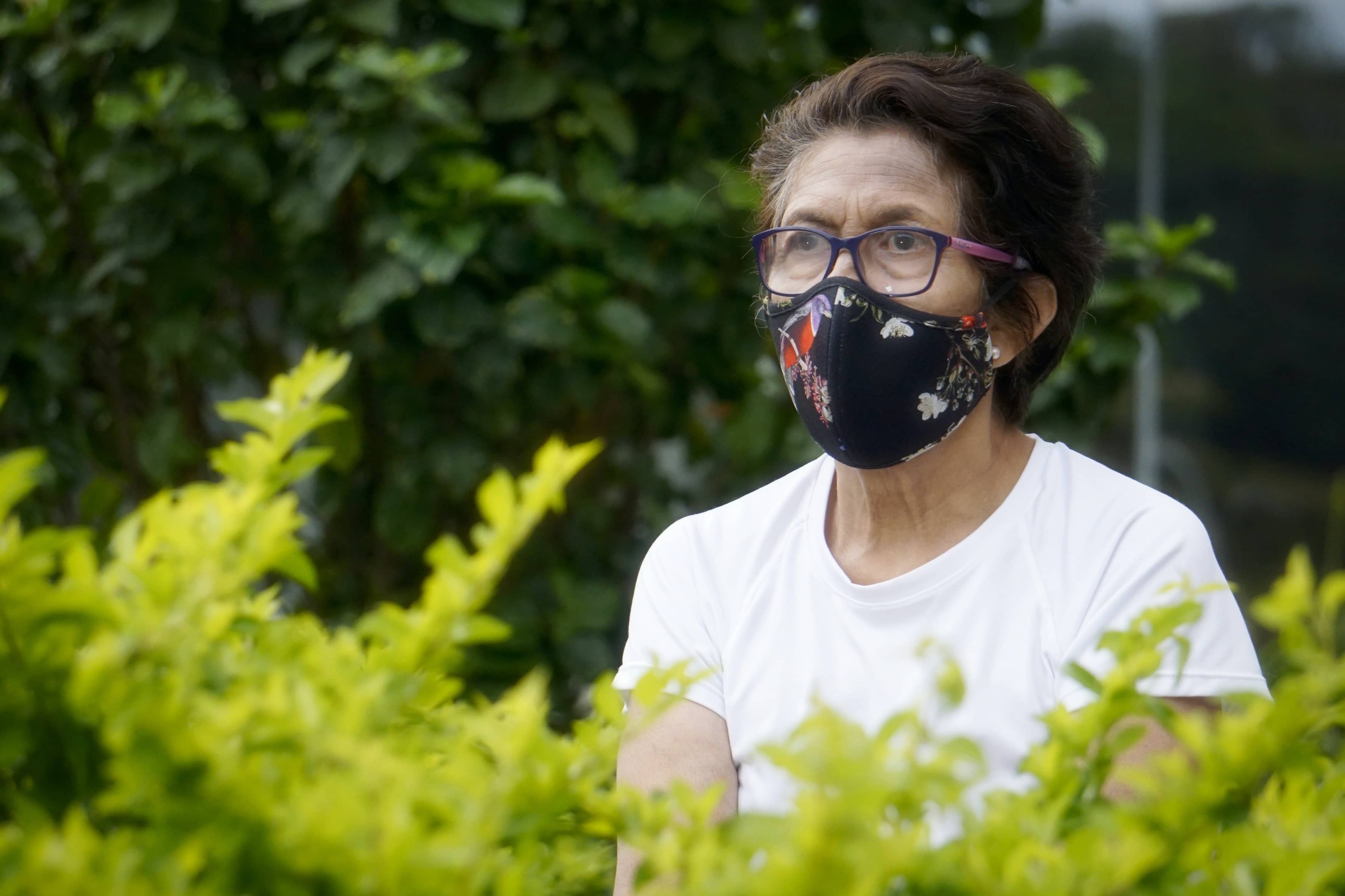 Adulta mayor con mascarilla