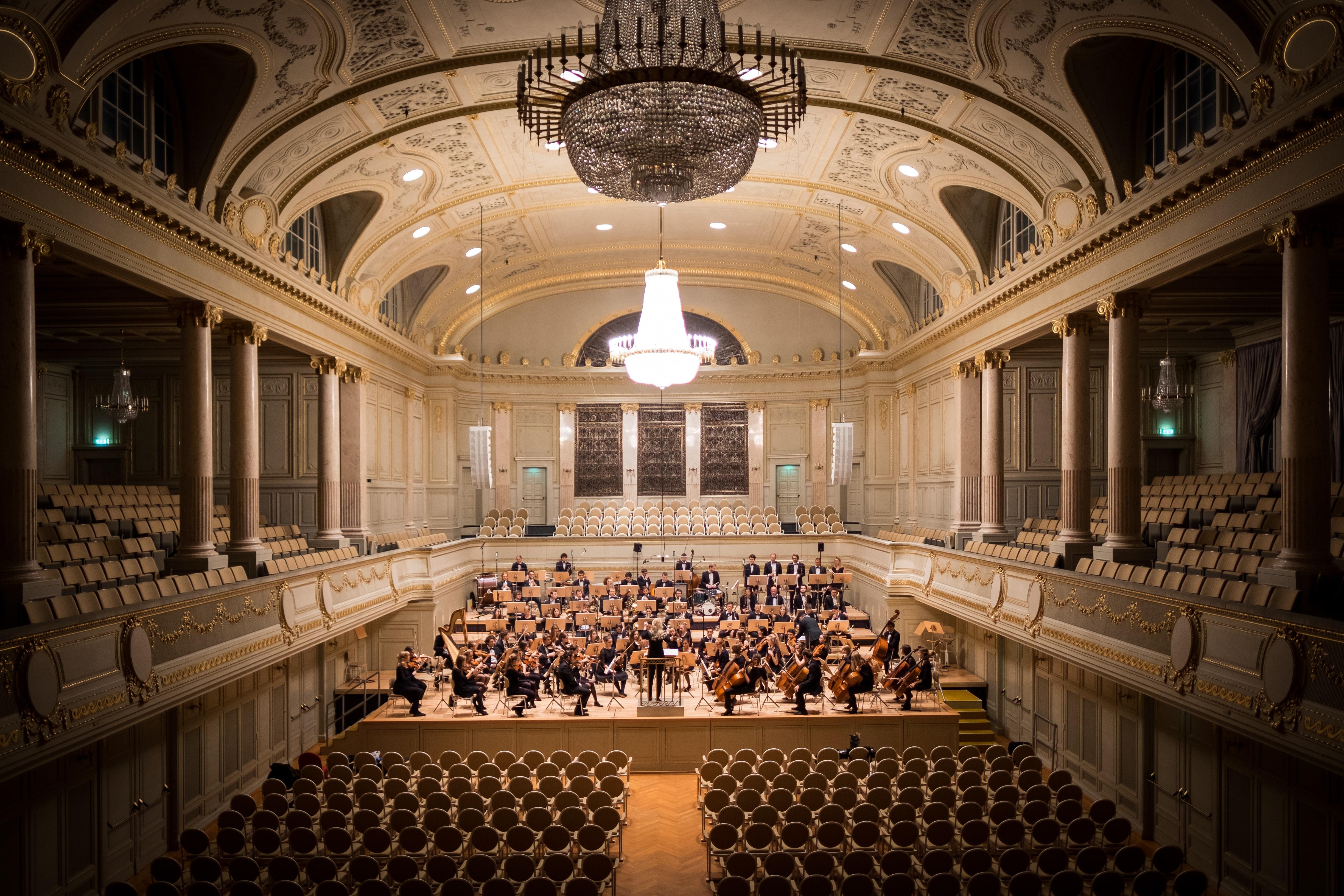 Orquesta sobre escenario
