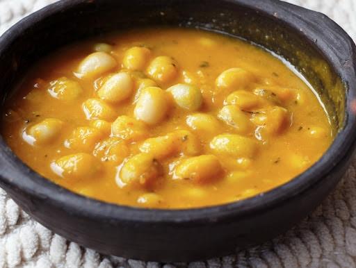Porotos en plato de greda