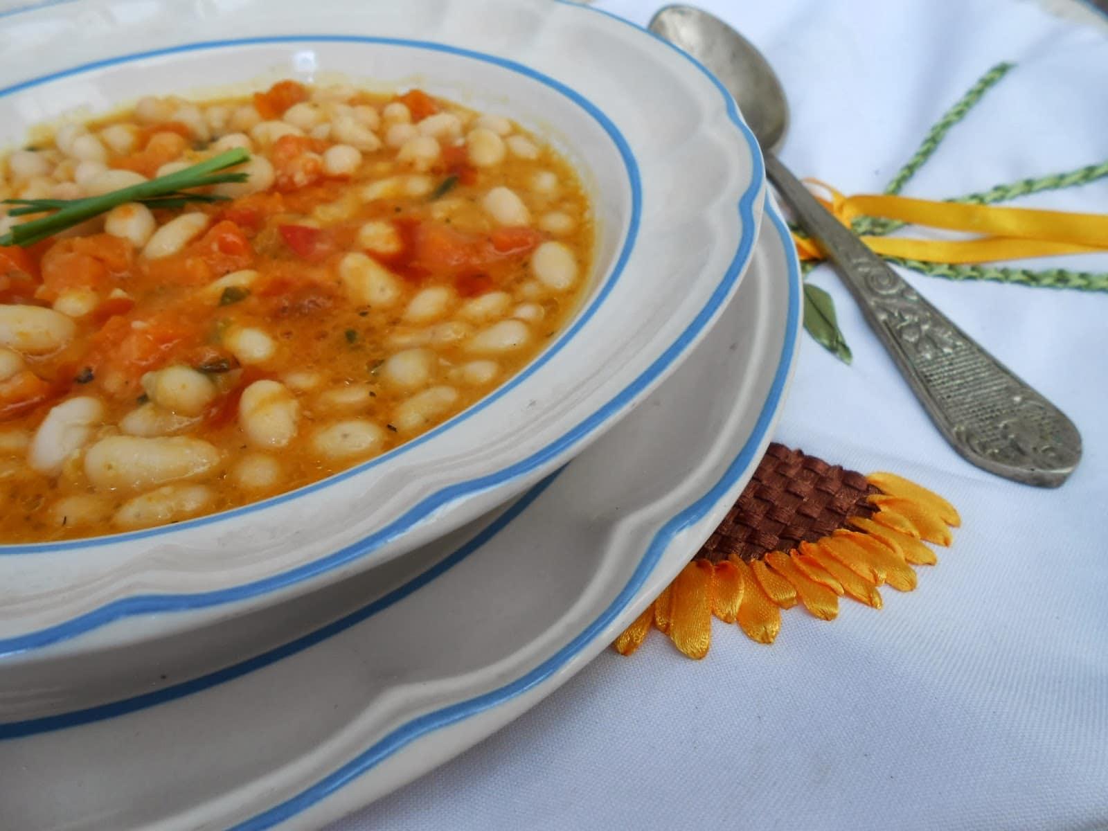 Porotos en un plato de loza