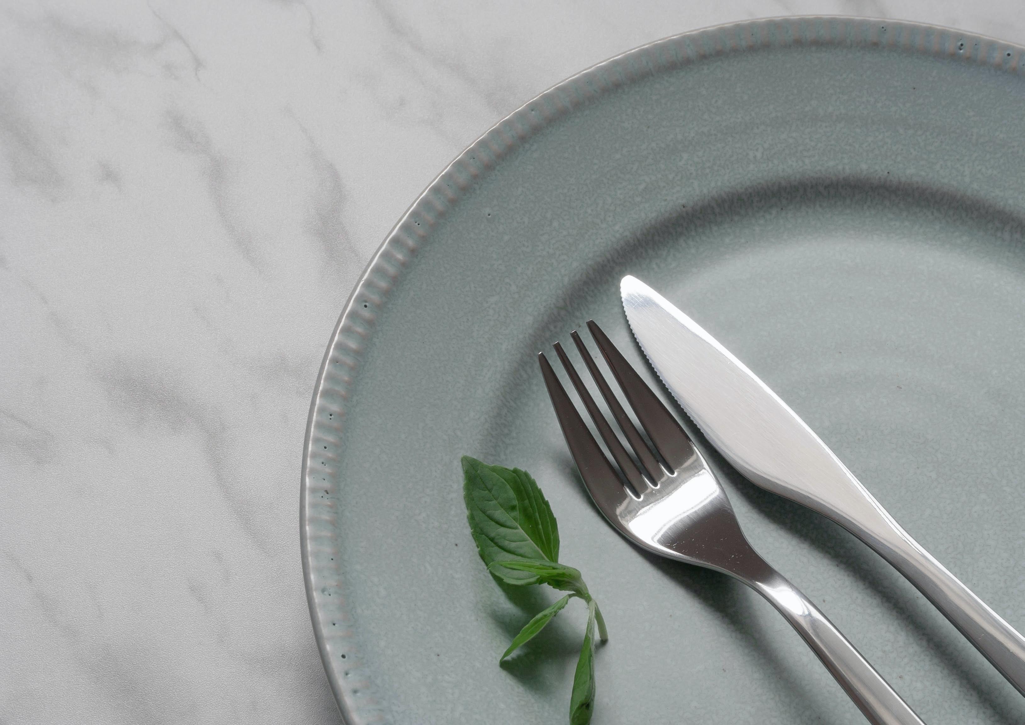 Plato con cubiertos en una mesa