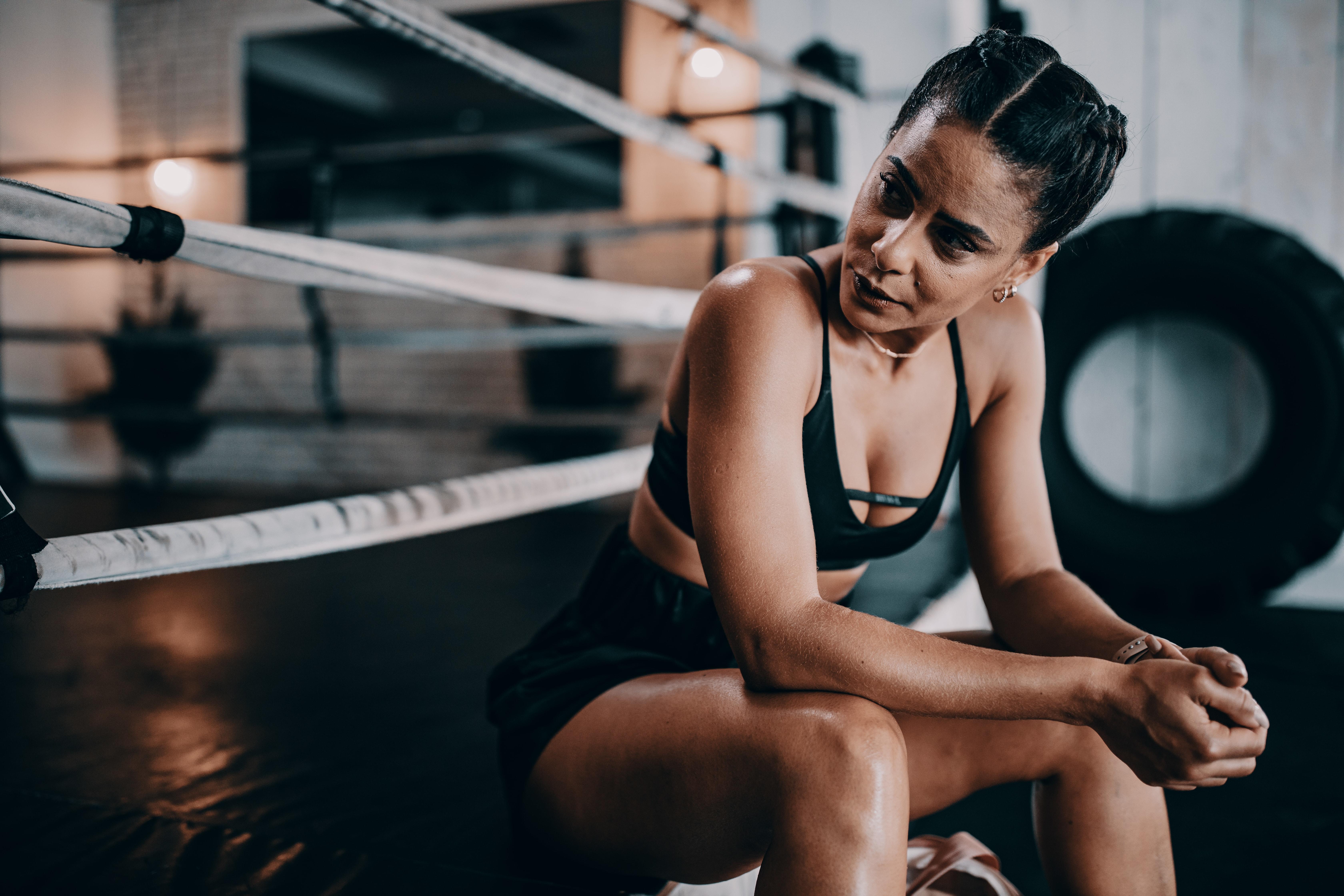 Persona sentada en el ring