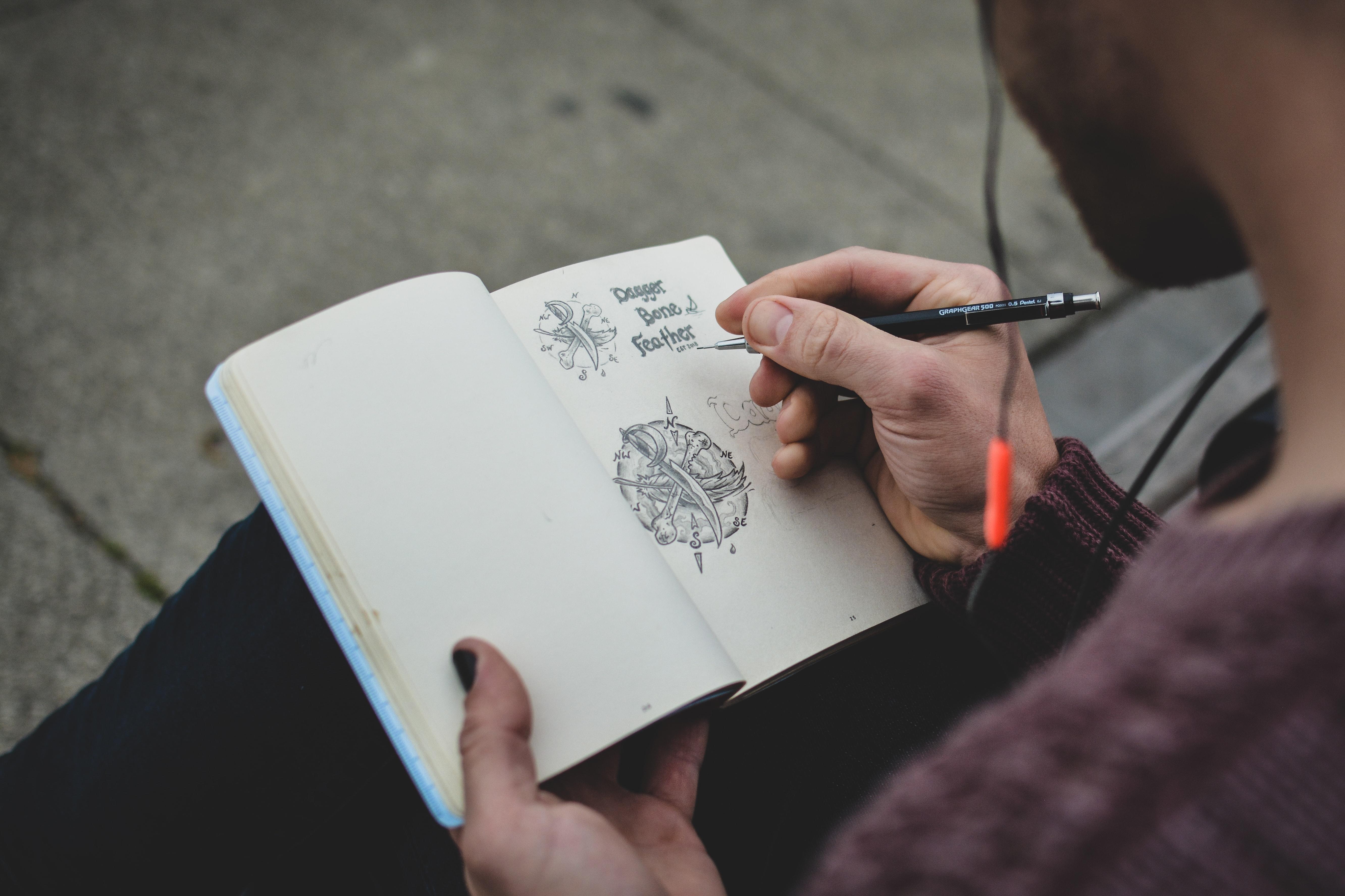 Persona dibujando en cuaderno