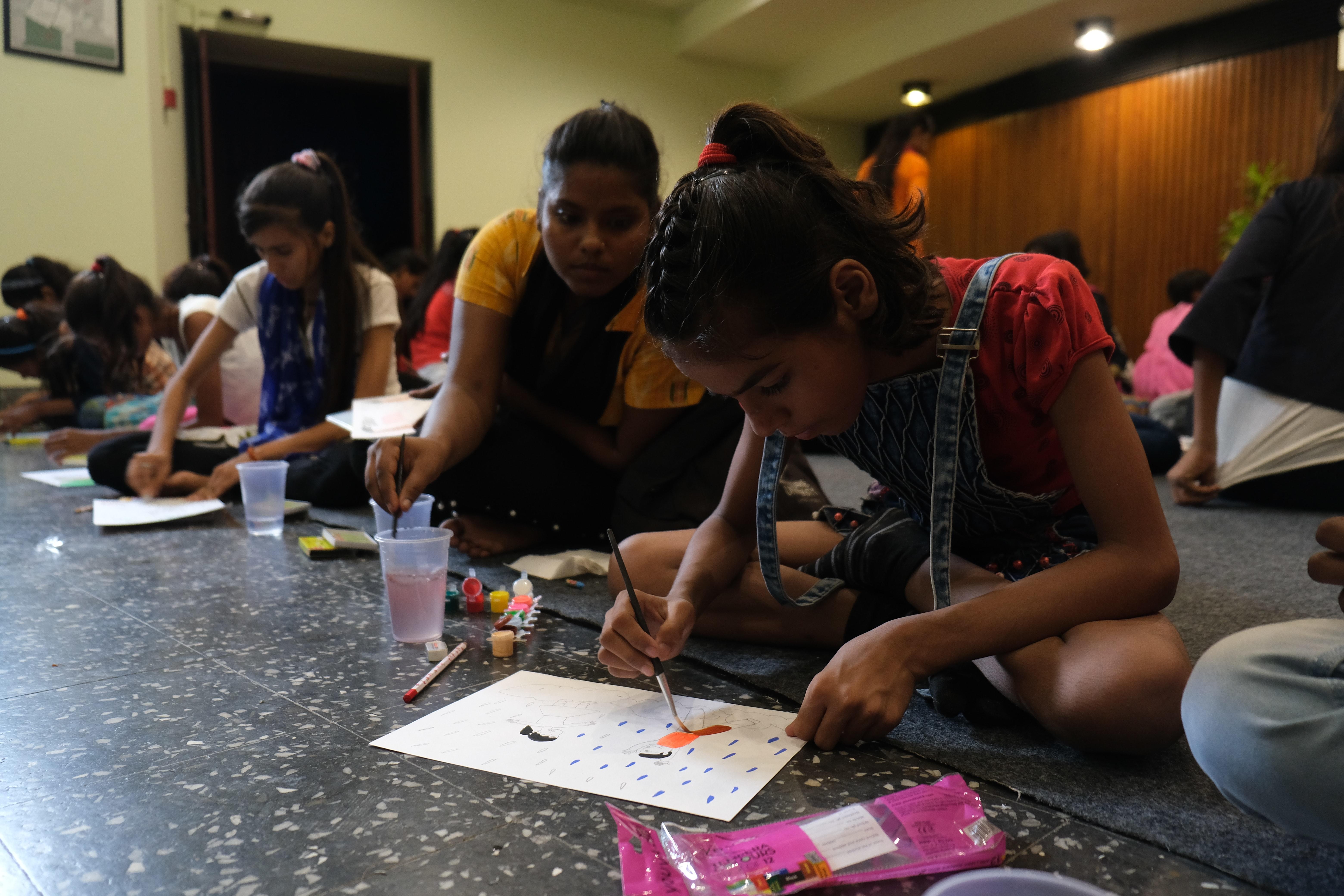 Jóvenes pintando