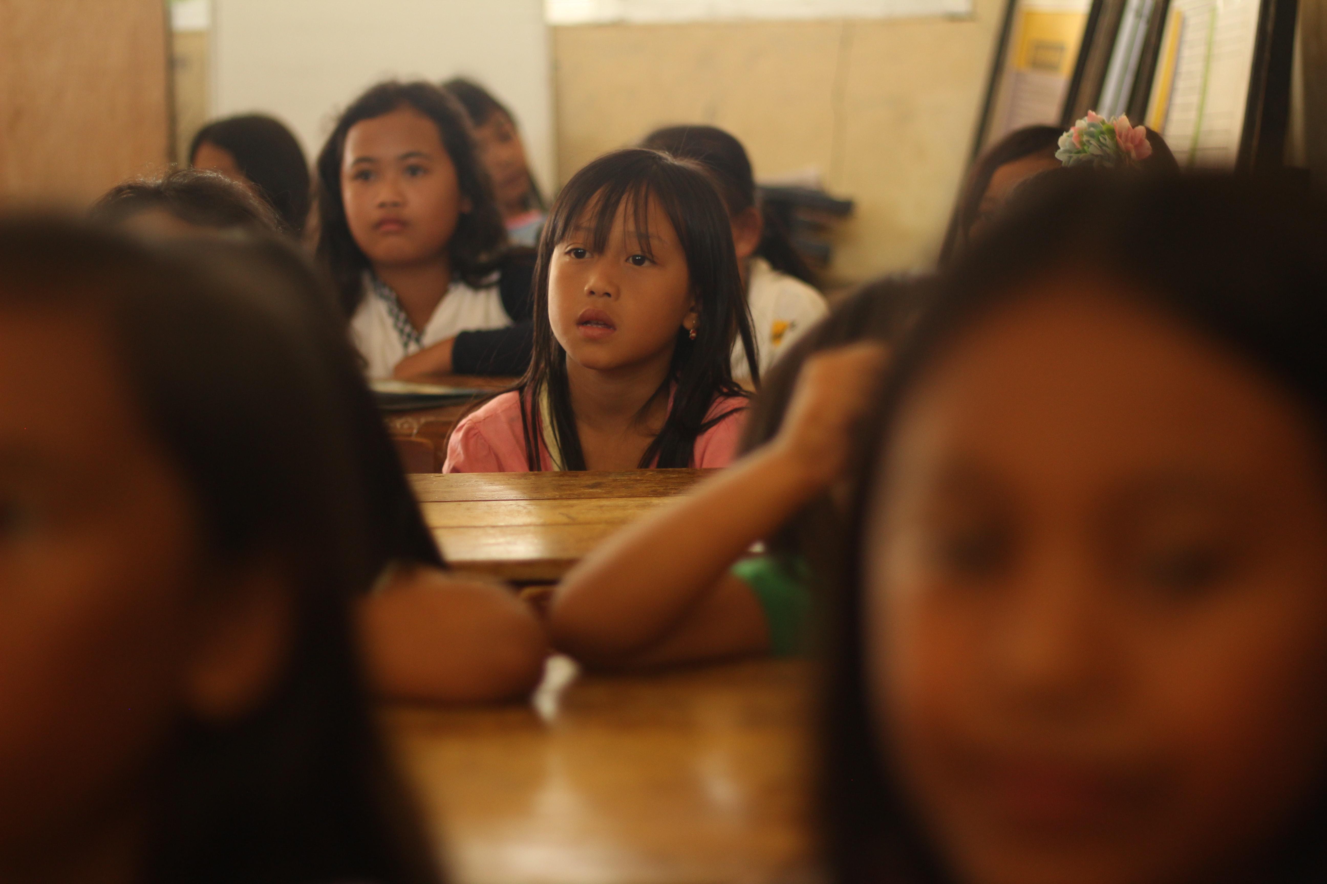 Niñas y niños en clases