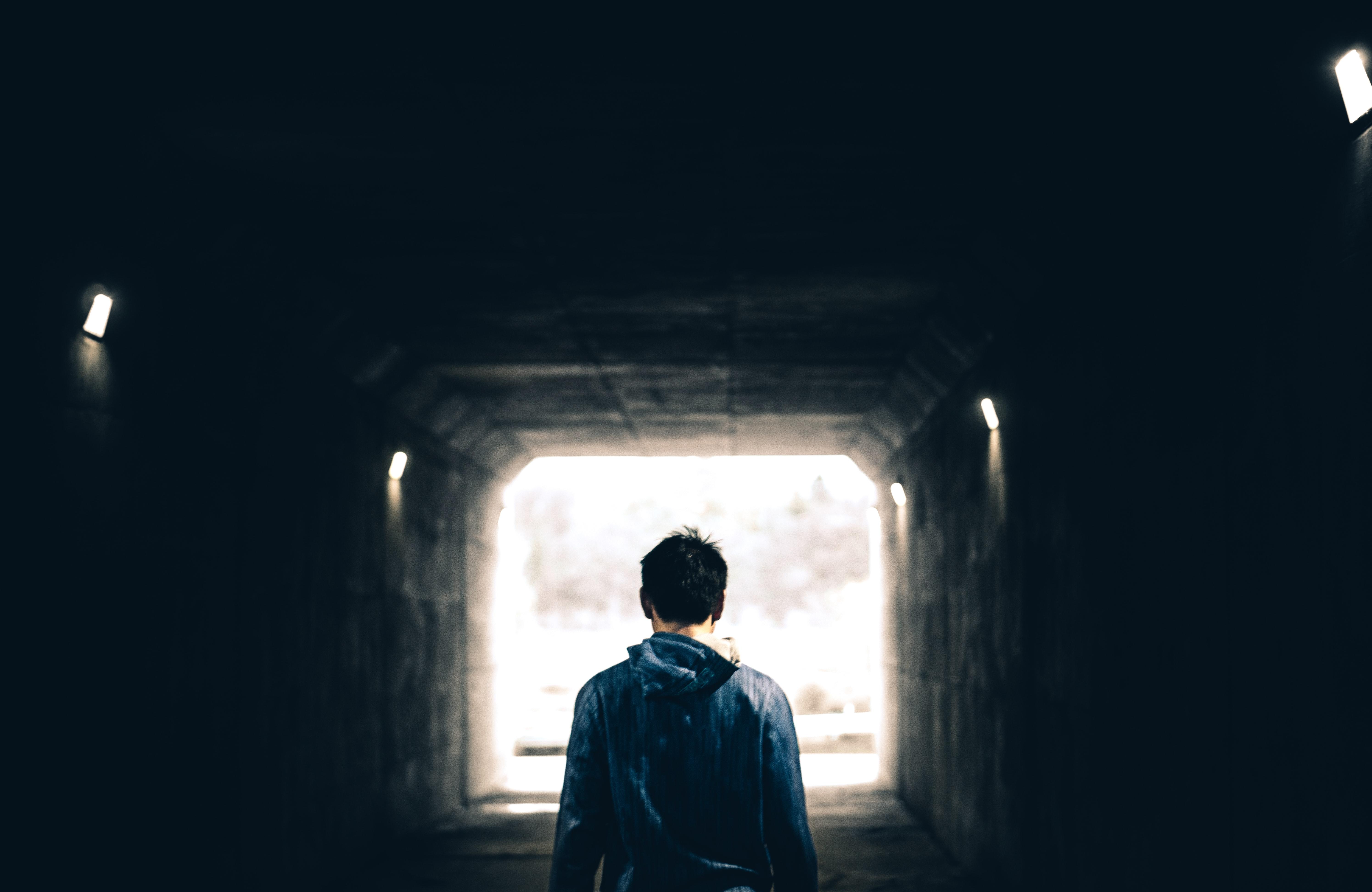 Joven frente a túnel