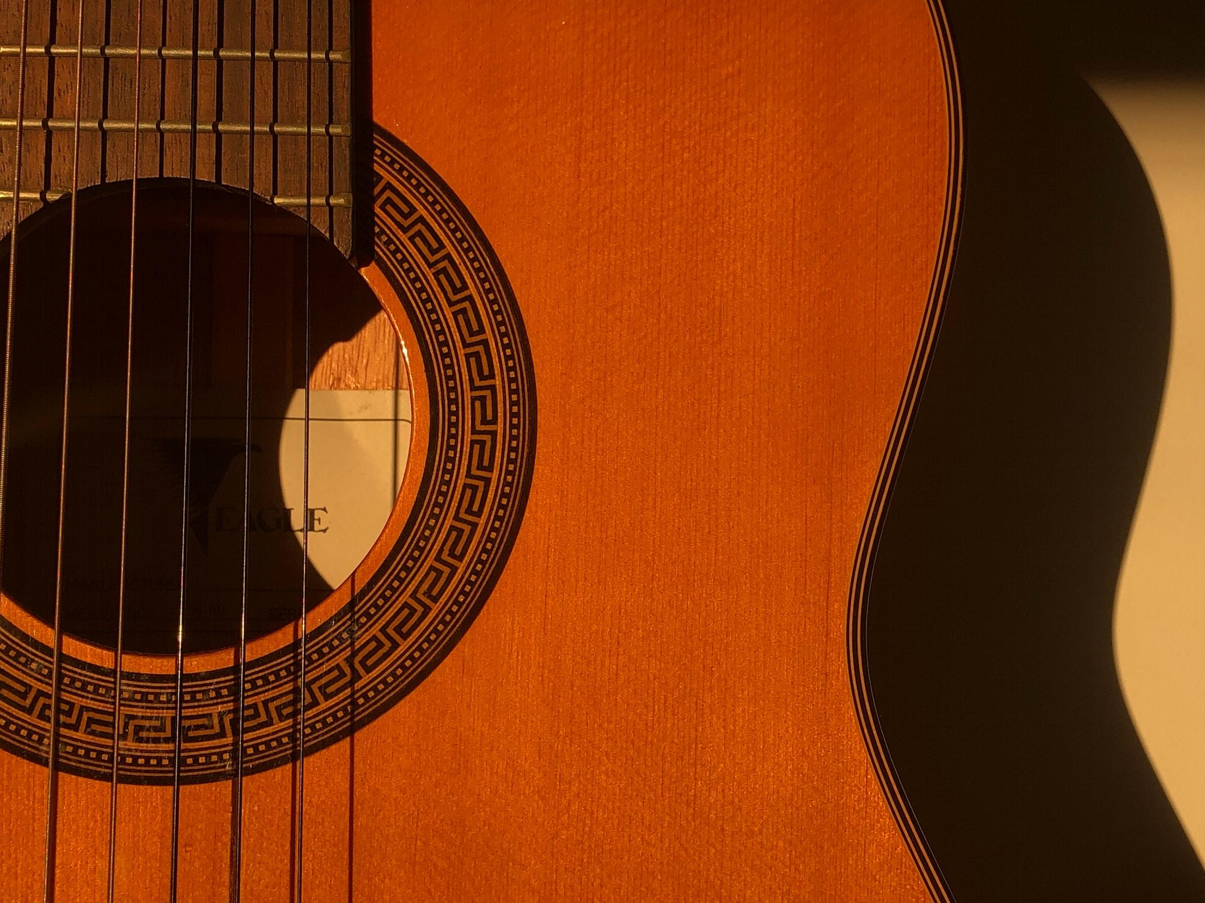 Parte de una guitarra en plano detalle