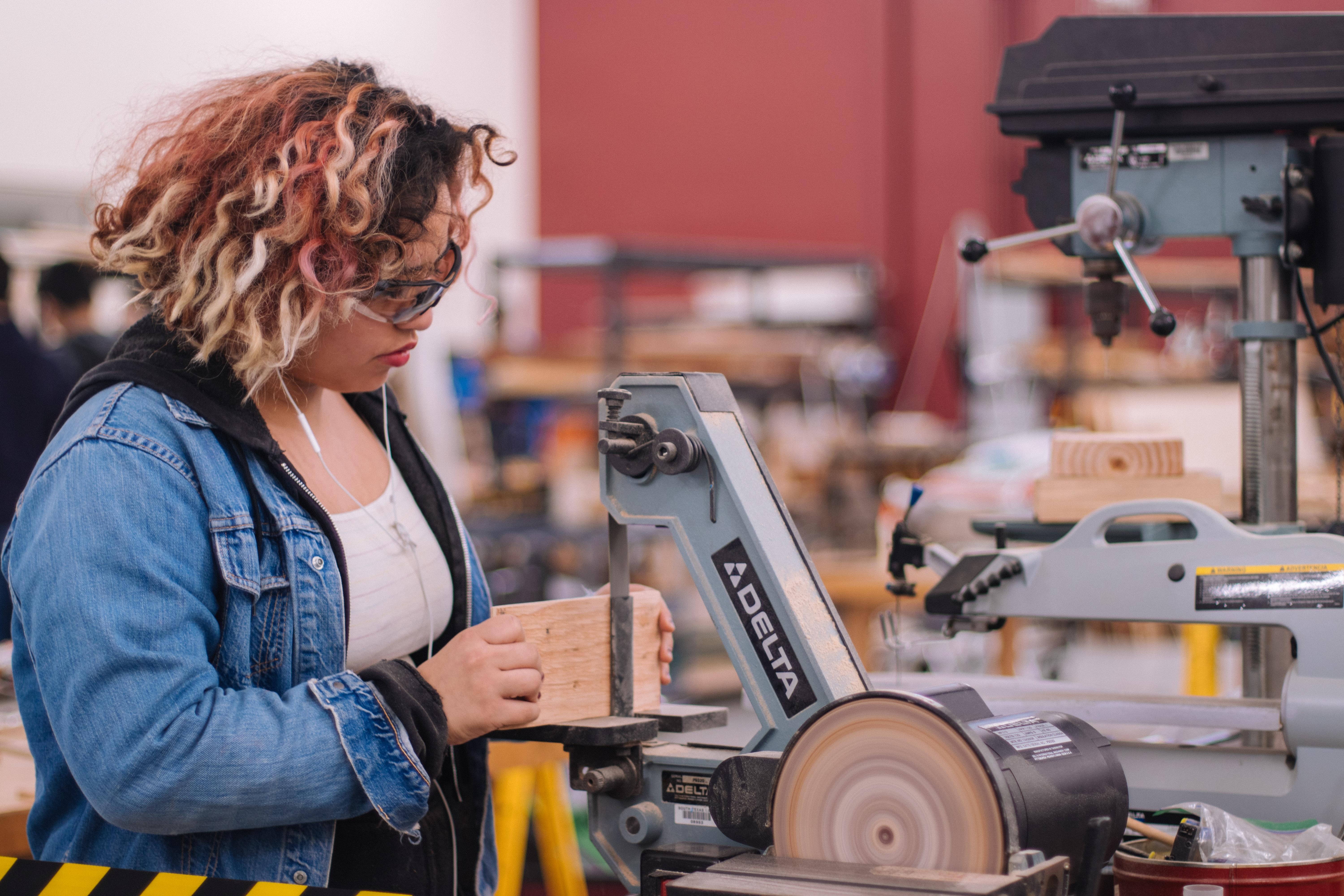Persona con una máquina de trabajo