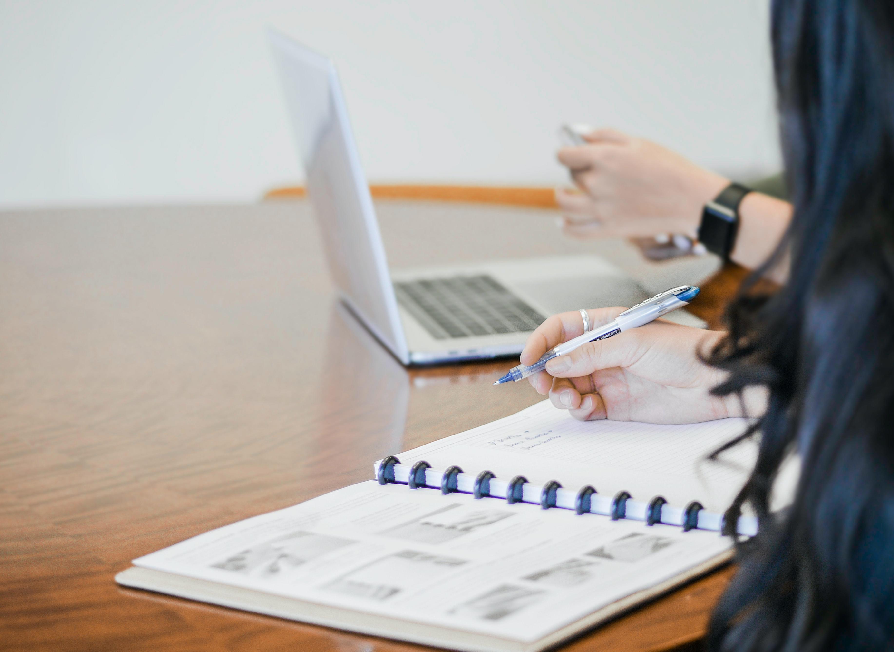 Cuaderno y computador en la mesa