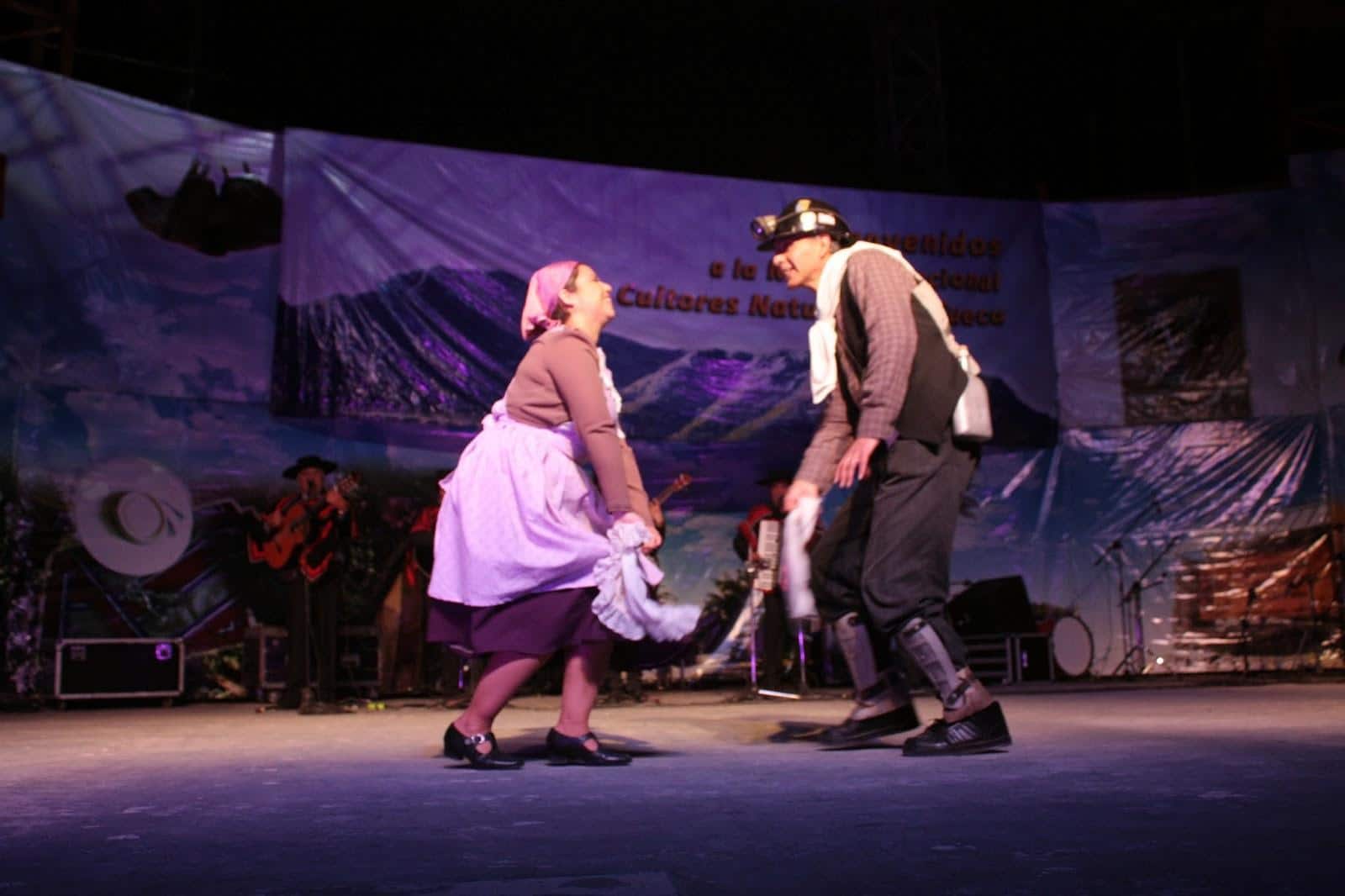 Pareja bailando cueca minera