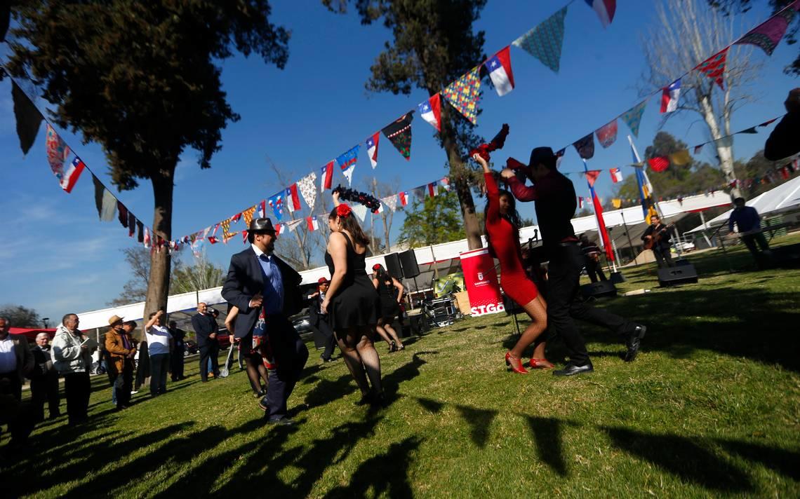 Personas bailando cueca