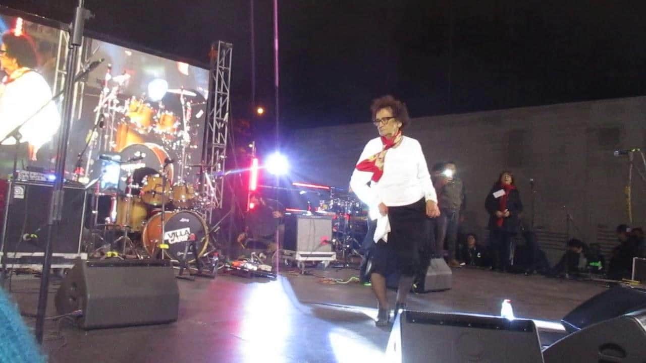 Mujer bailando cueca sola
