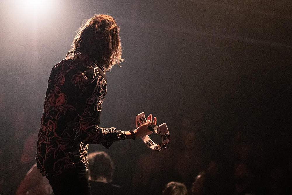 Persona tocando el pandero