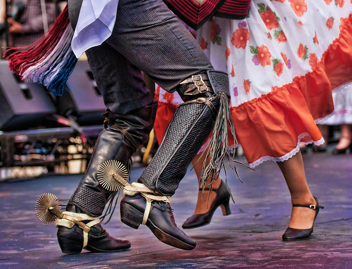 Pareja bailando cueca.