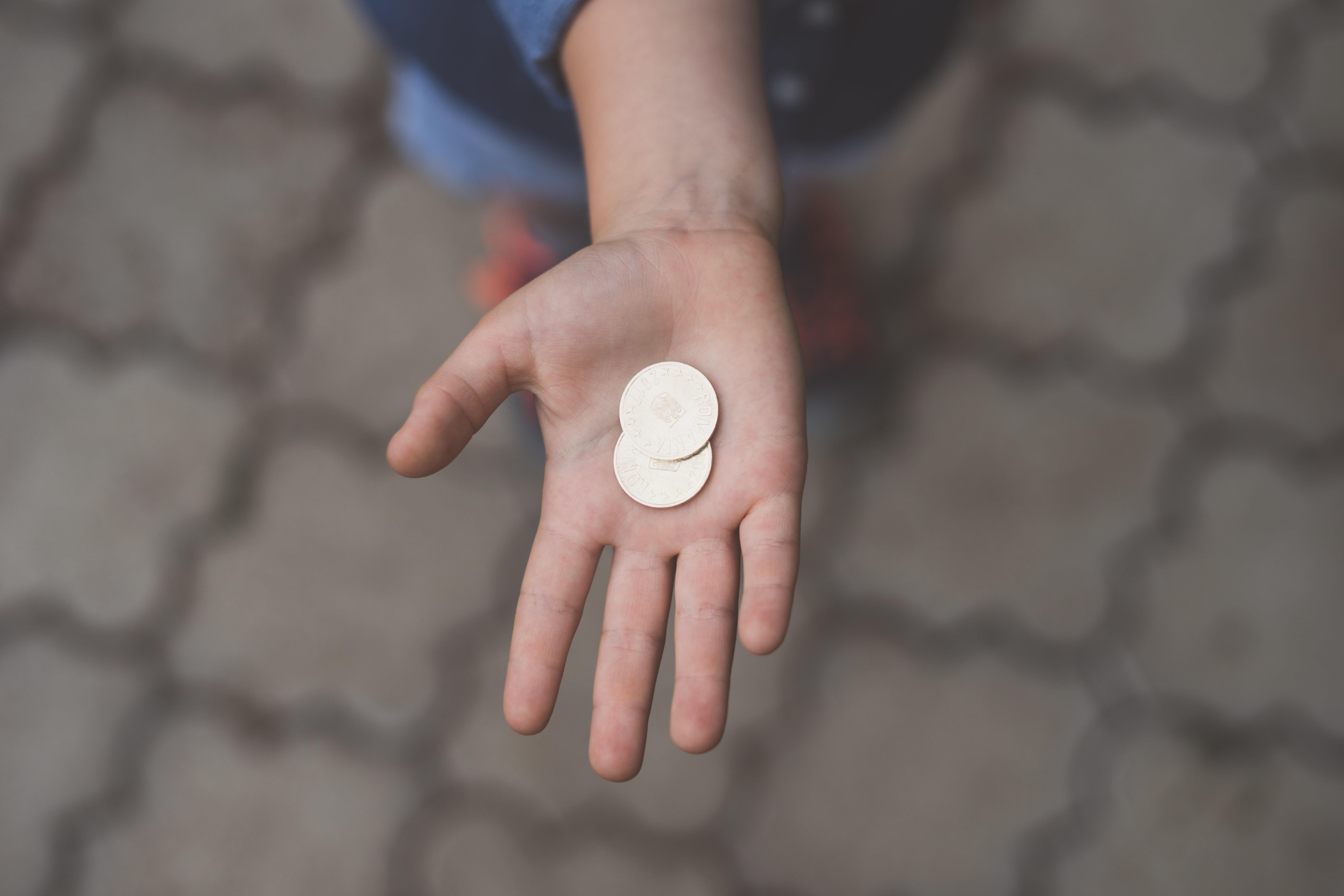 Mano con monedas