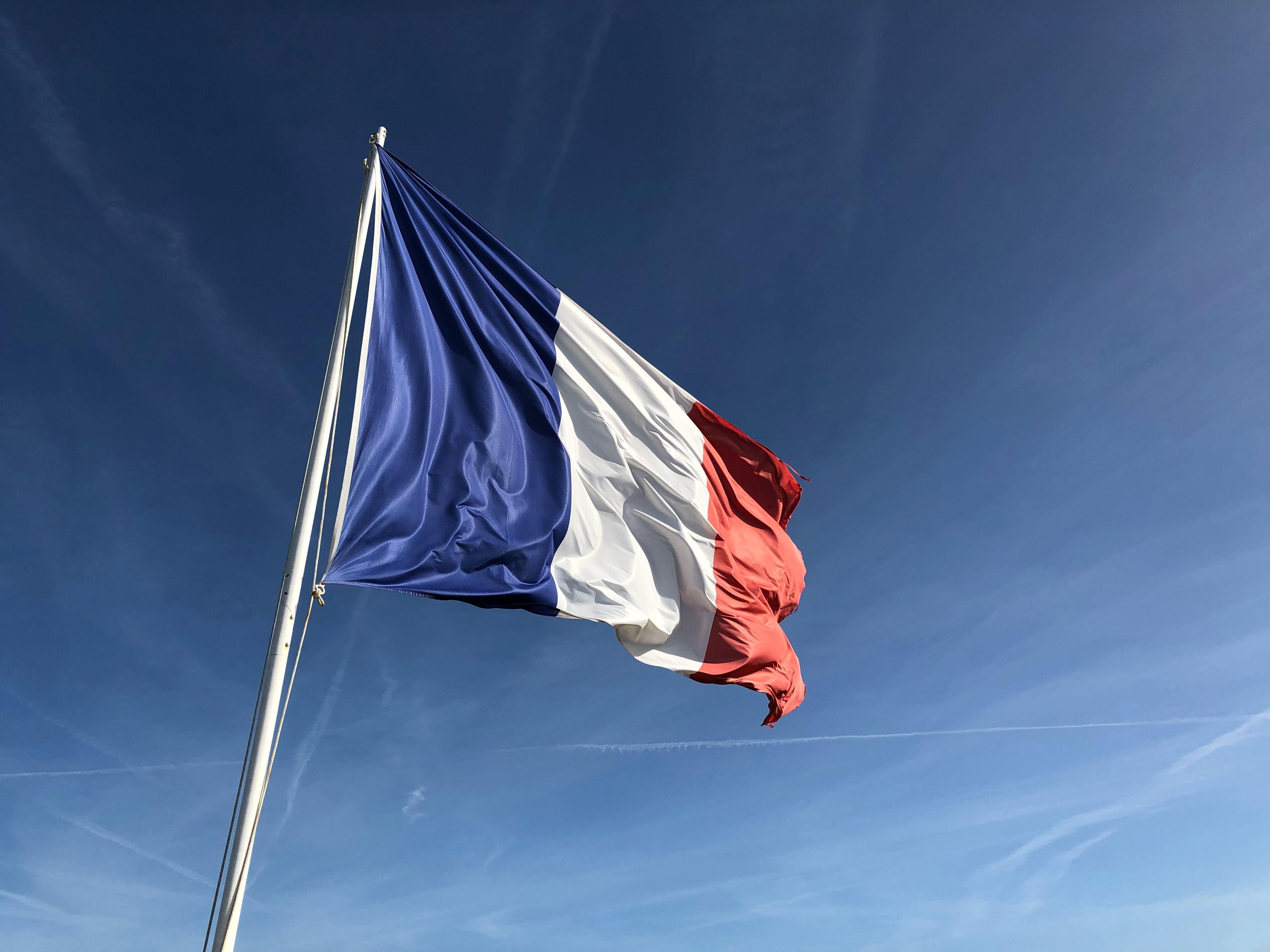 Bandera francesa con cielo de fondo