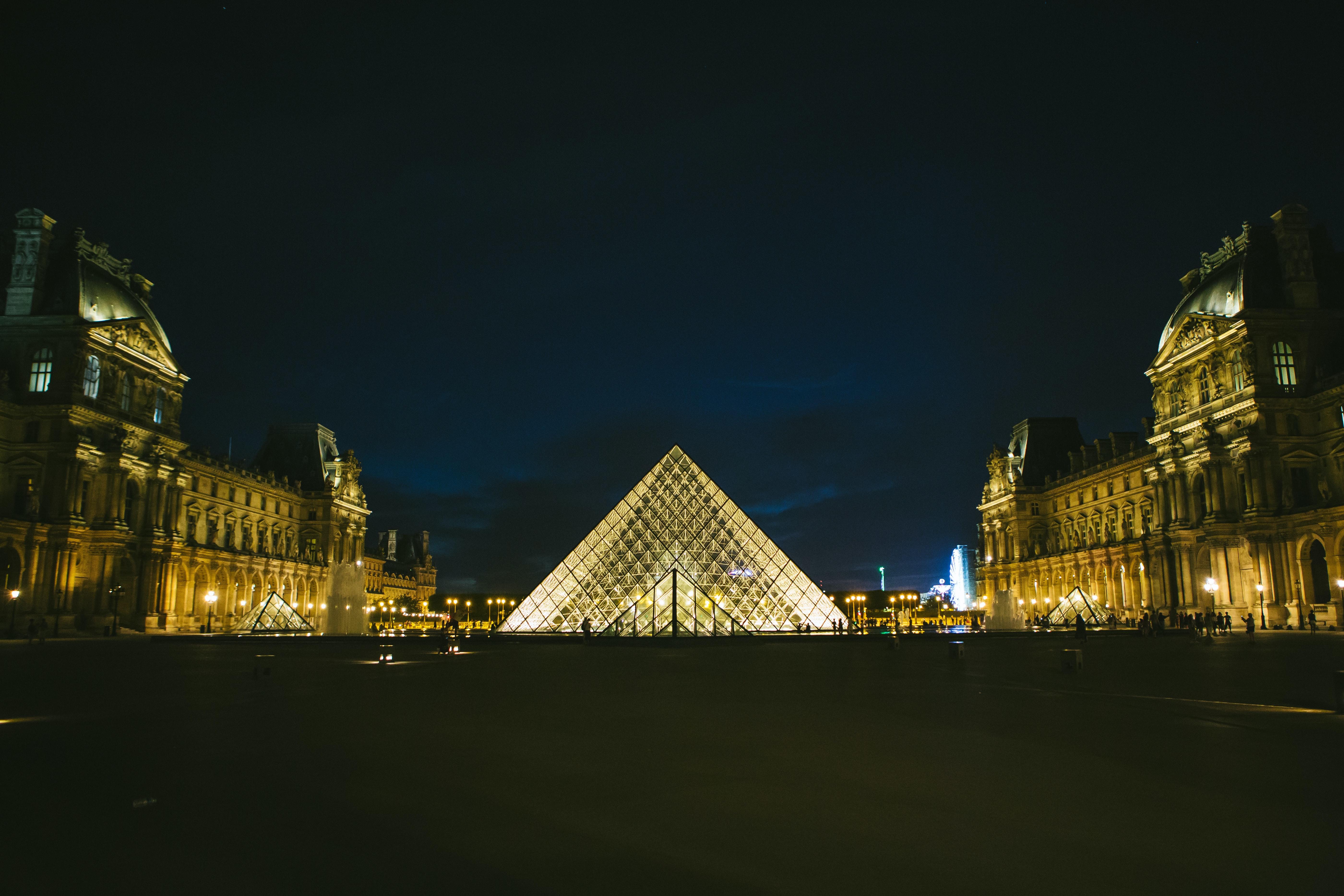 Louvre de noche