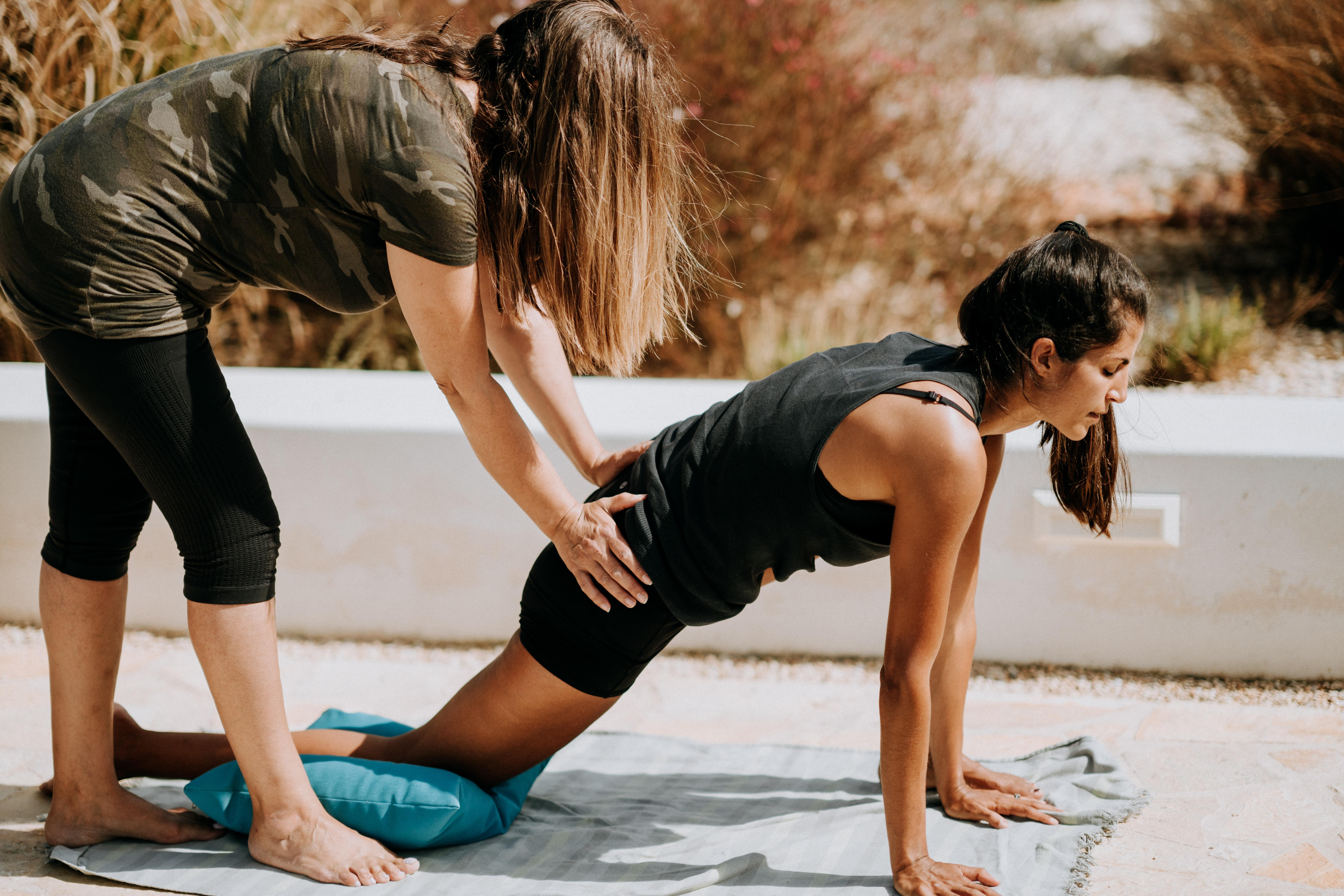 Personas entrenando en el exterior