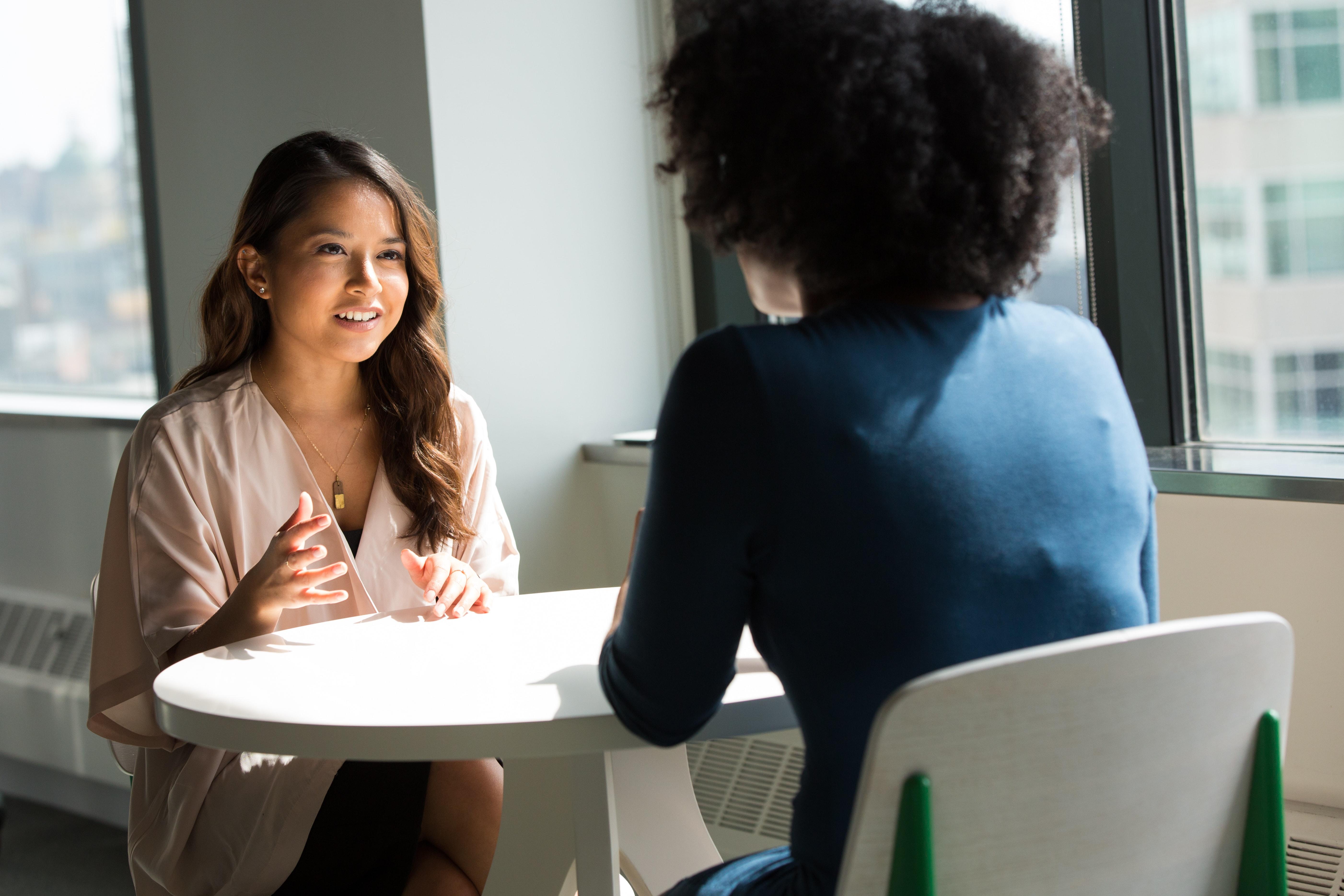 Personas conversando en una mesa