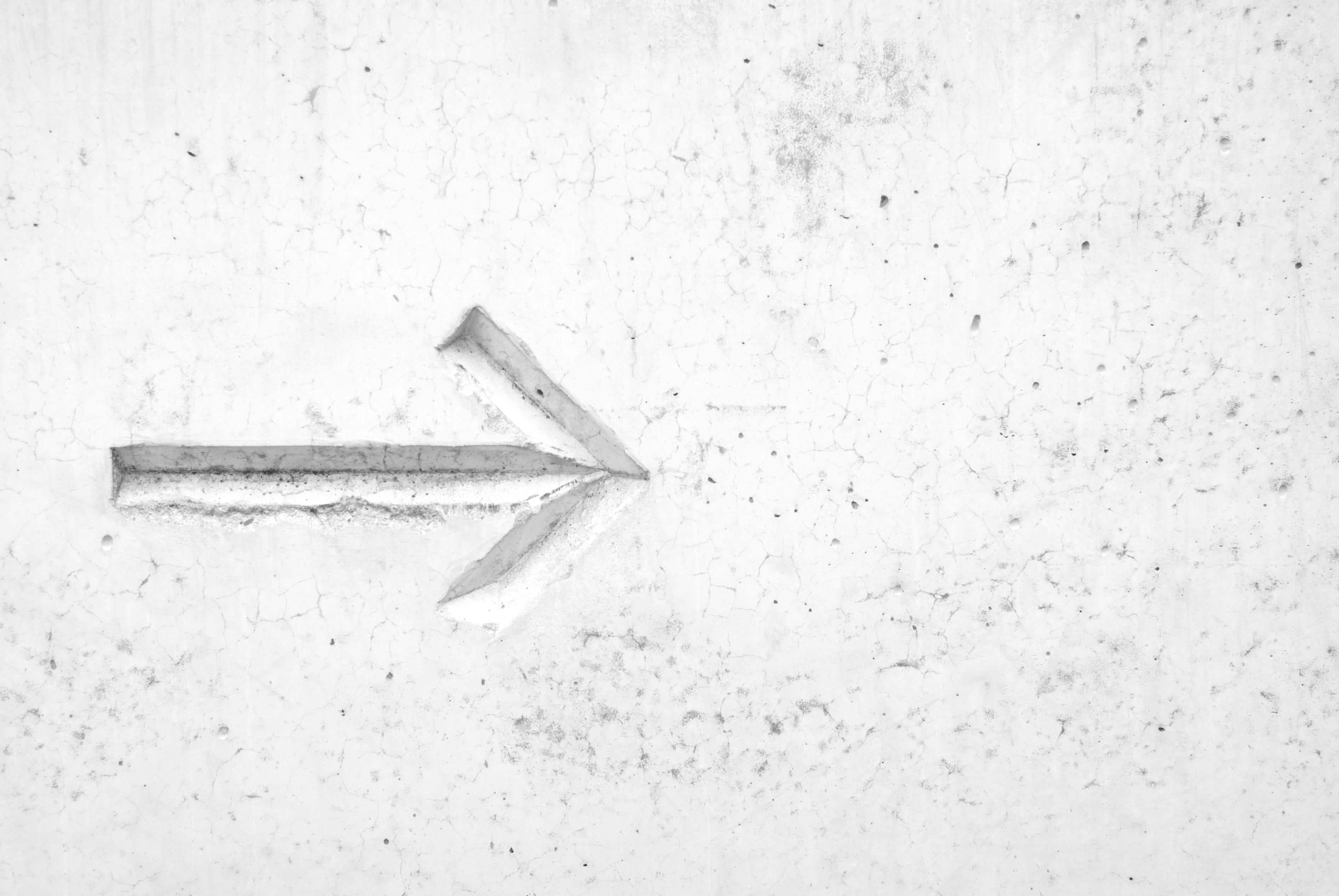 Flecha grabada en un muro