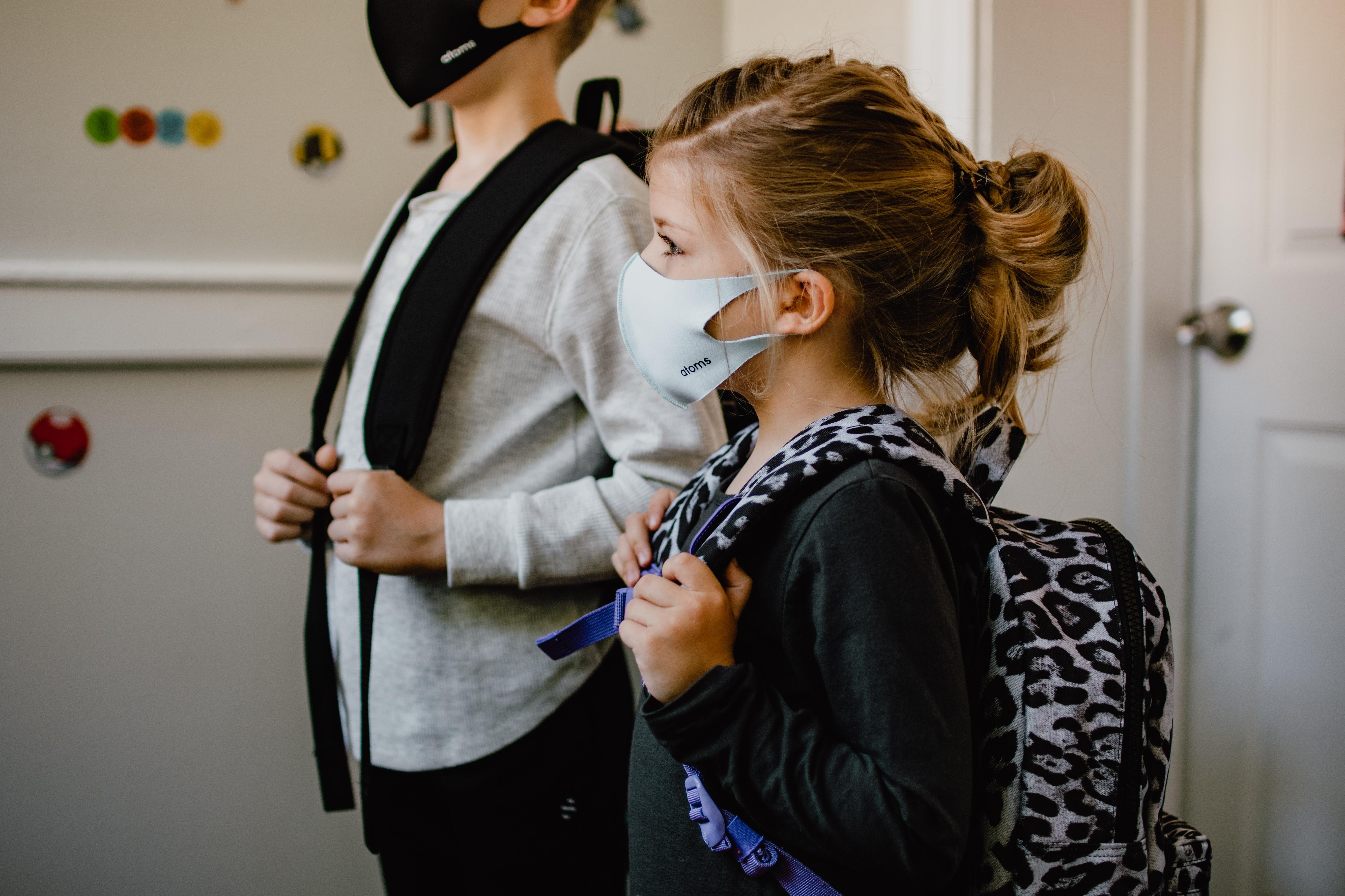 Estudiantes con mascarilla
