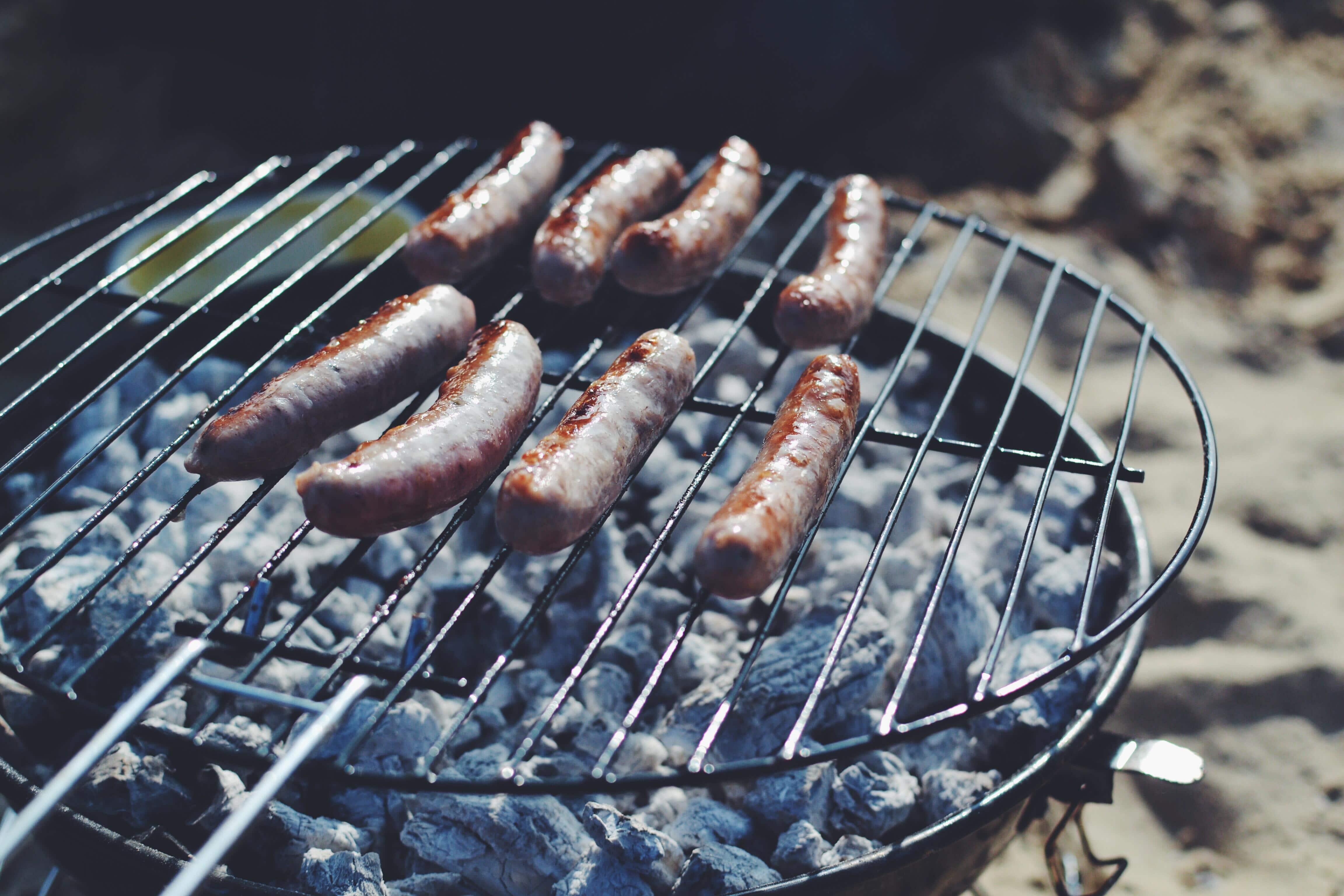 Salchichas en una parrilla