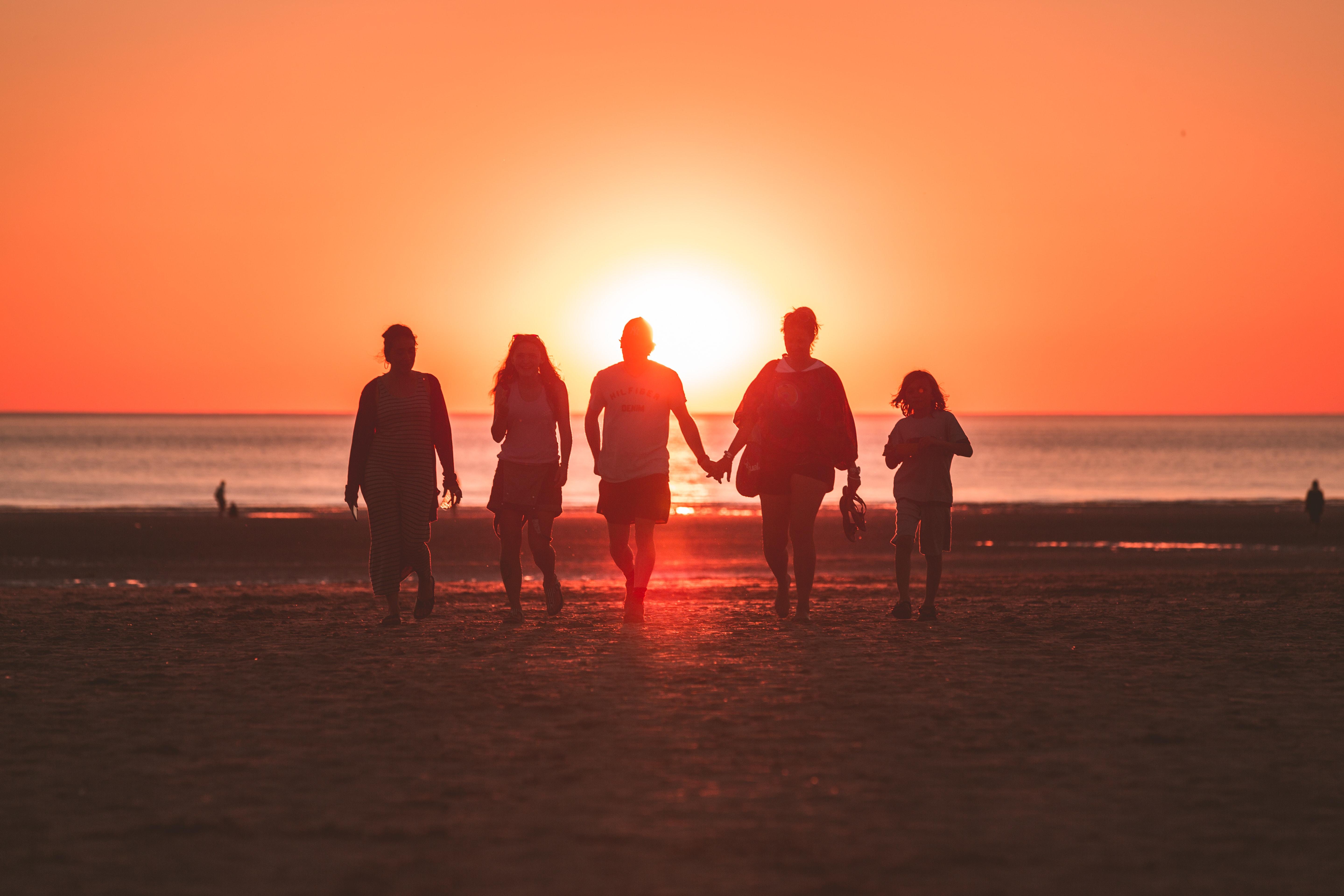 Silueta de familia en la playa