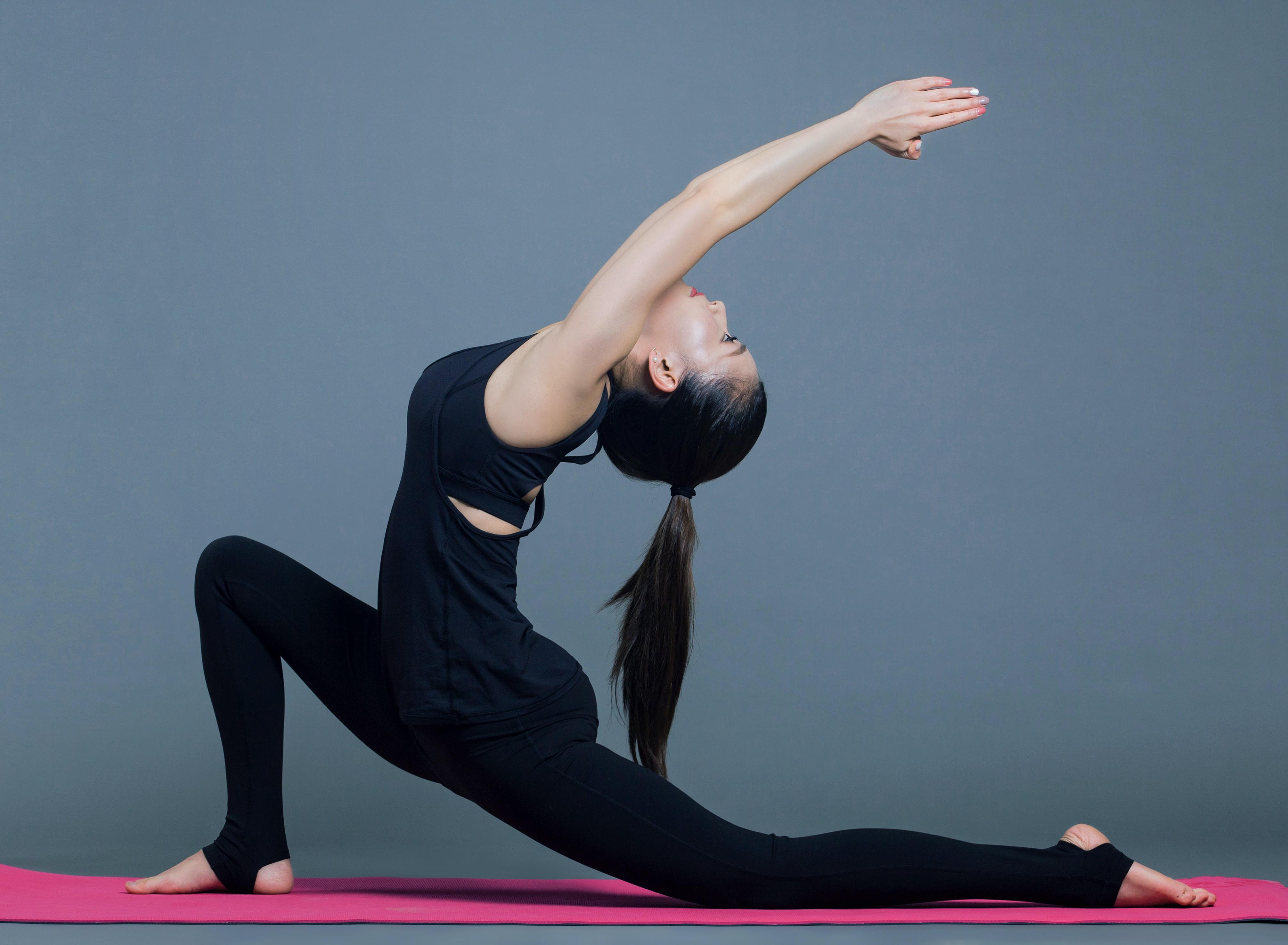 Practicando yoga en mat
