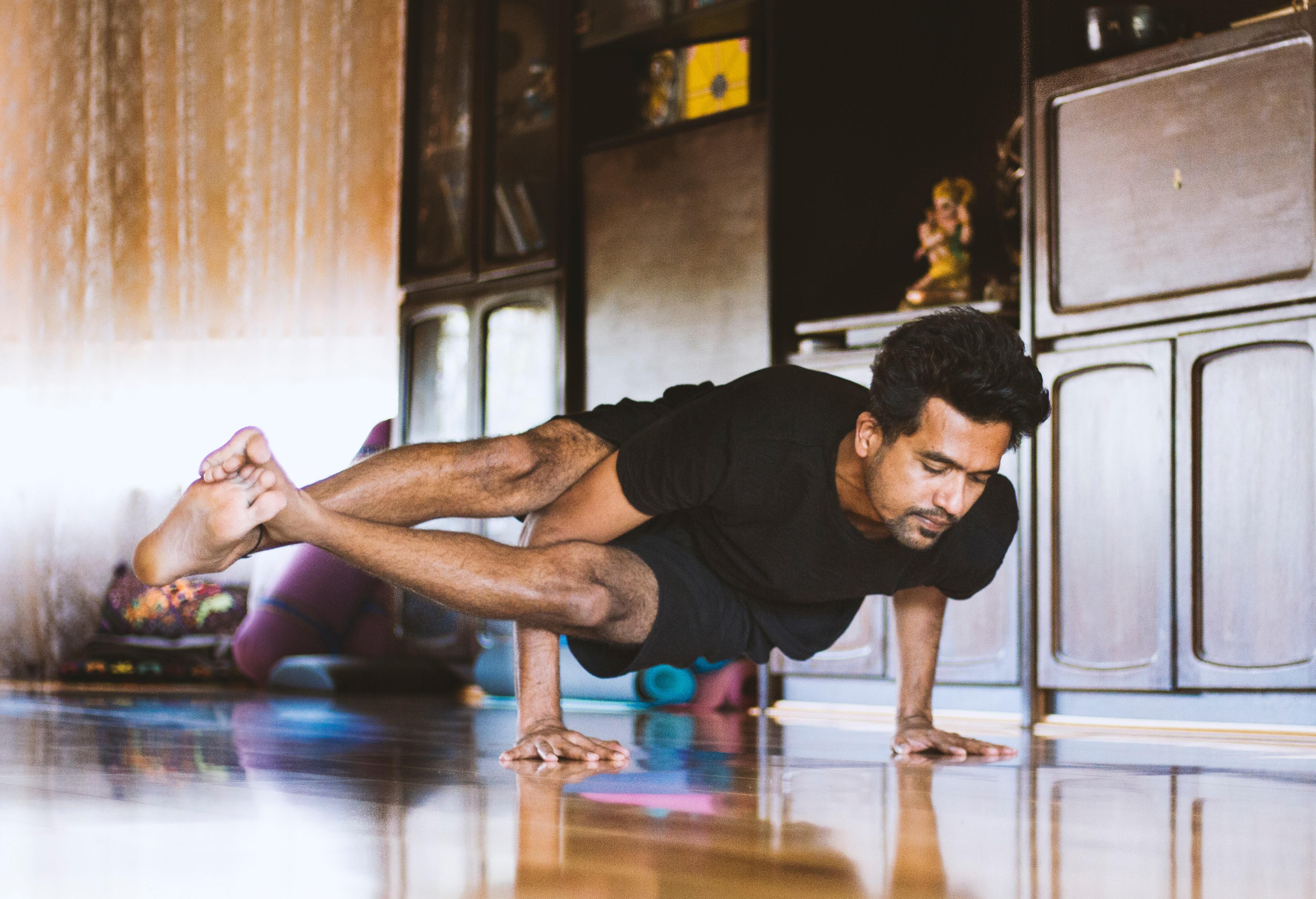 Practicando yoga en habitación