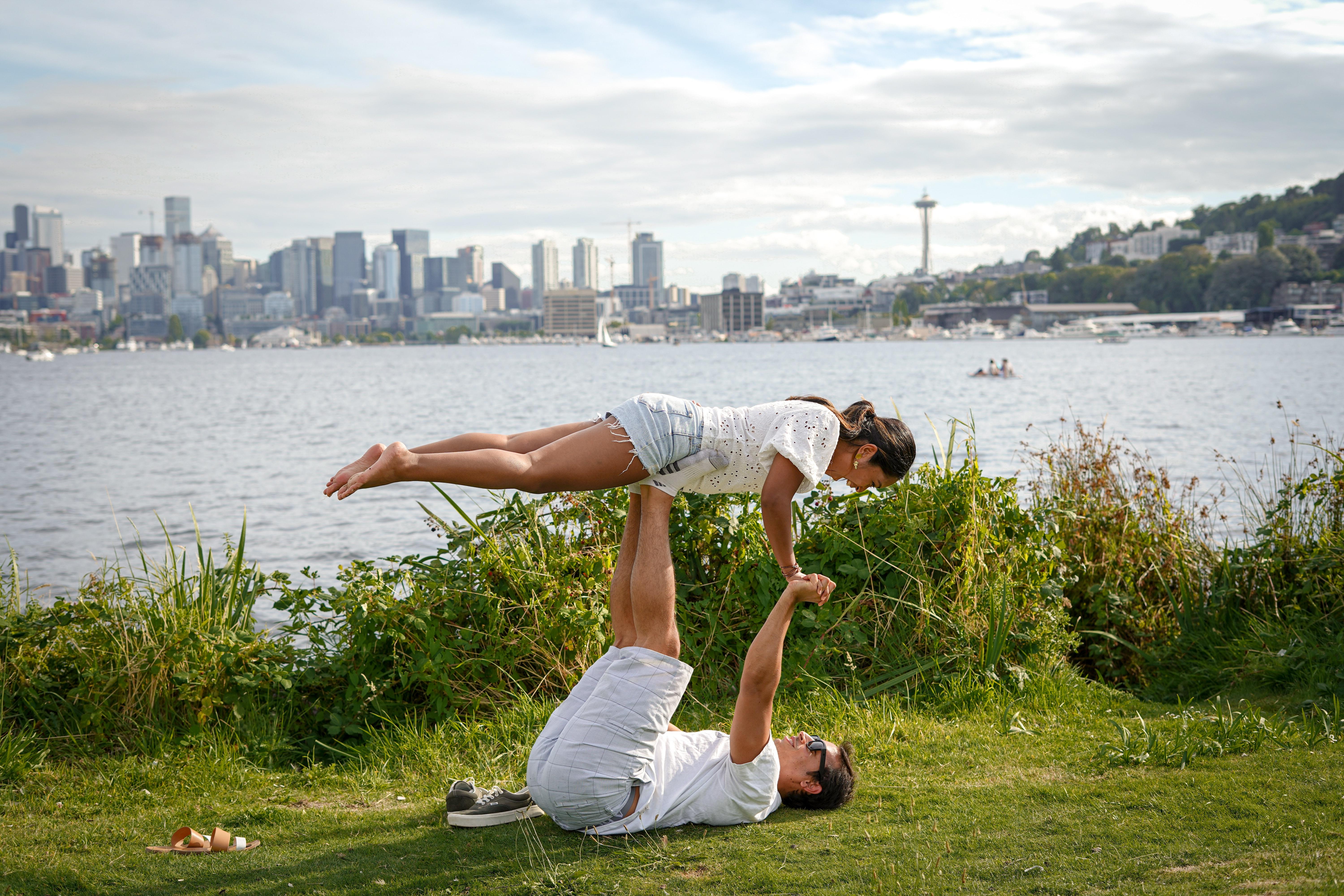 Pareja haciendo yoga