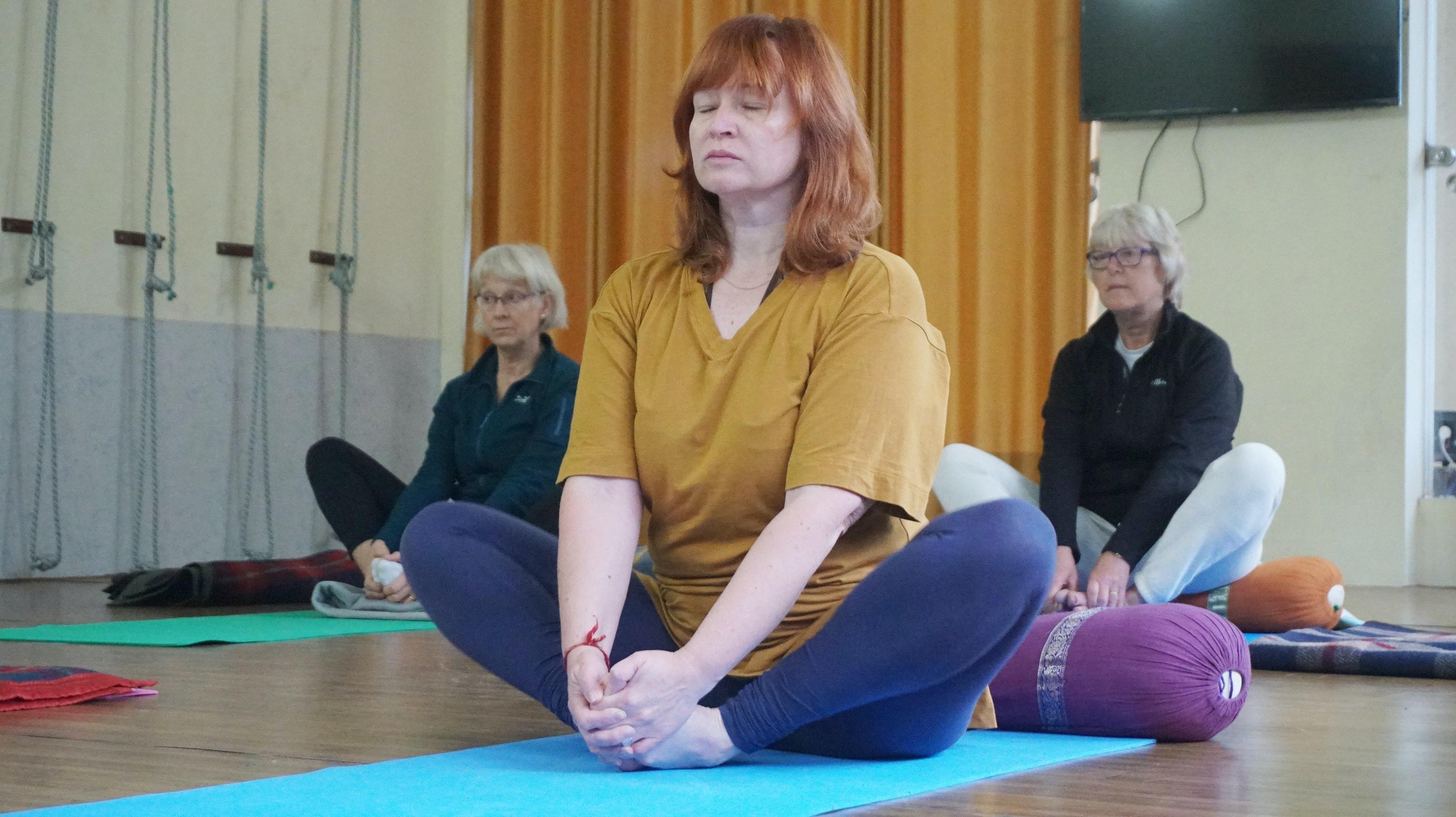 Adultas practicando yoga
