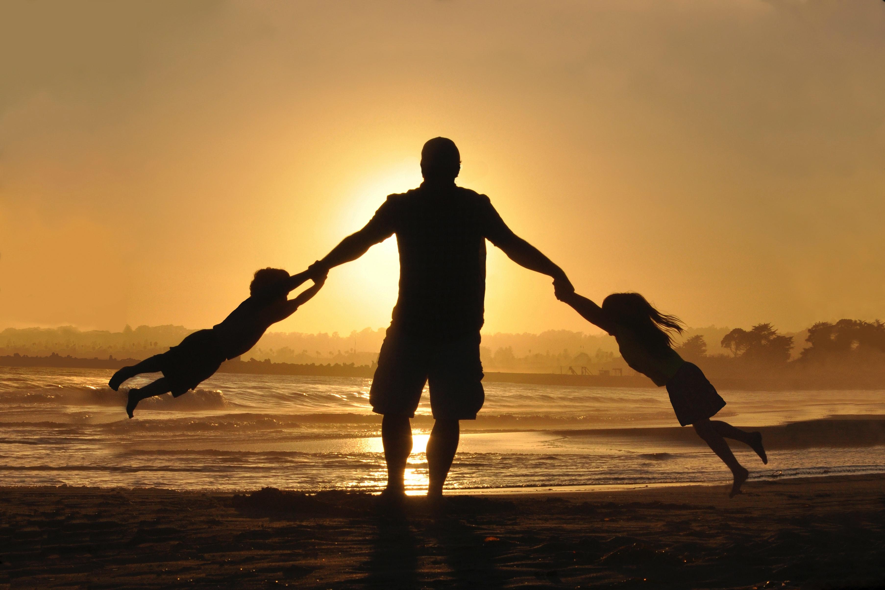 Siluetas de personas al atardecer