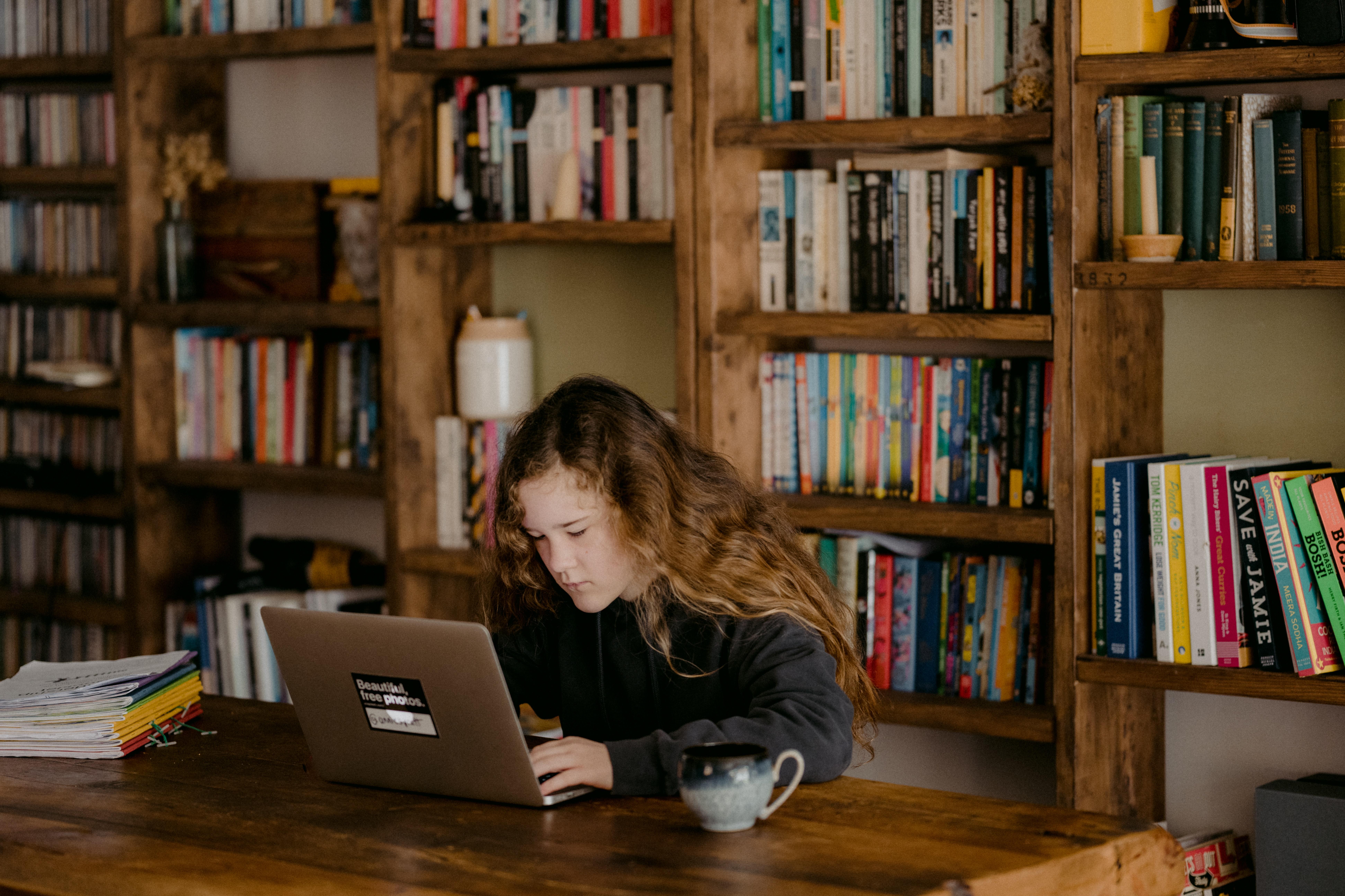 Libros y personas en escritorio